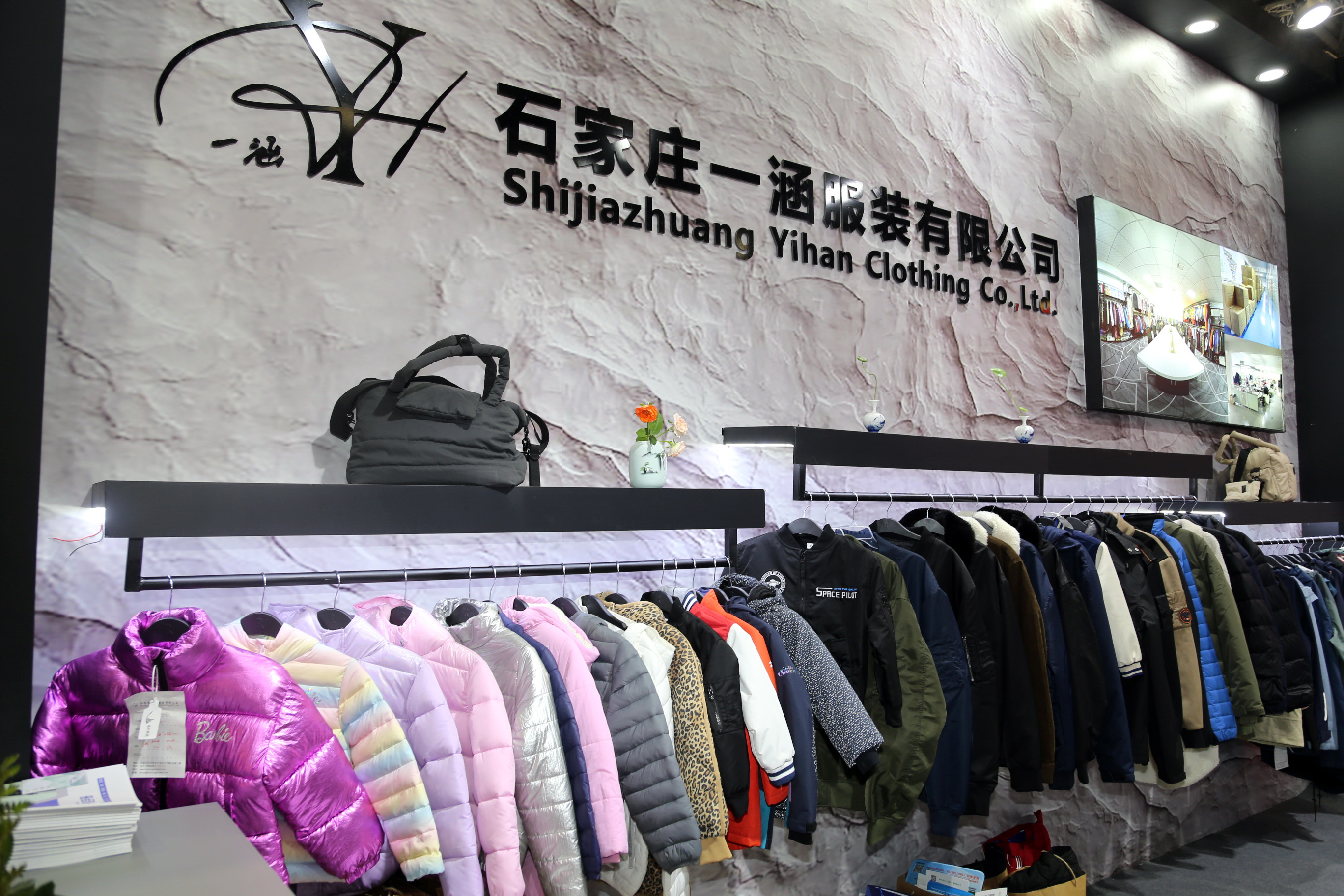 40余家石家莊紡服企業(yè)齊聚滬上，成為中紡聯(lián)秋季聯(lián)展上靚麗的風景線