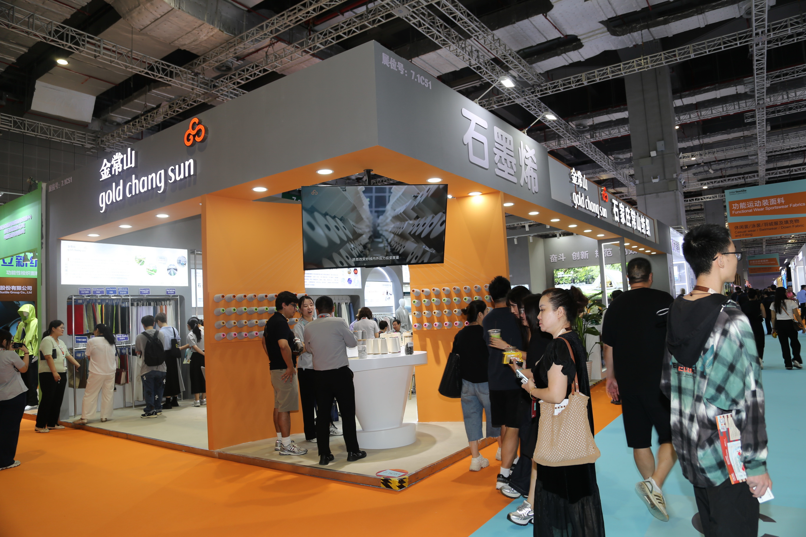 40余家石家莊紡服企業(yè)齊聚滬上，成為中紡聯(lián)秋季聯(lián)展上靚麗的風景線