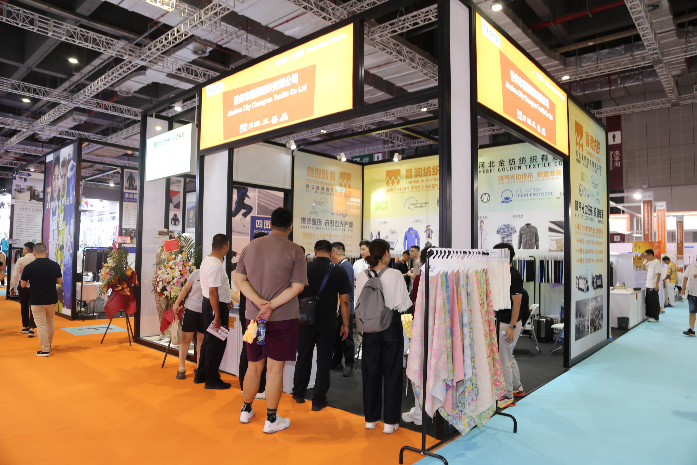 40余家石家莊紡服企業(yè)齊聚滬上，成為中紡聯(lián)秋季聯(lián)展上靚麗的風景線