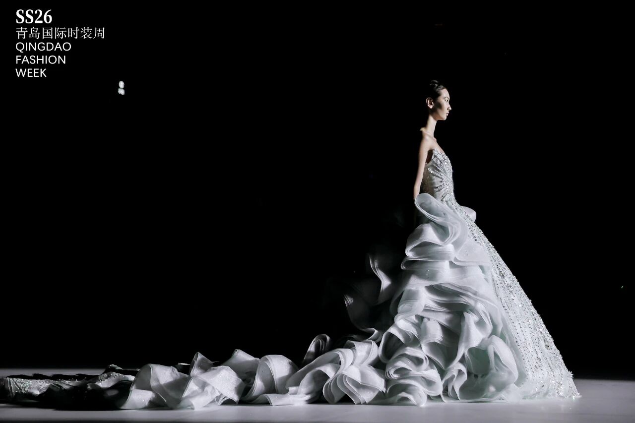 潮涌浮山灣畔 時(shí)尚綺夢啟航--2025中國（青島）國際時(shí)裝周盛大啟幕！