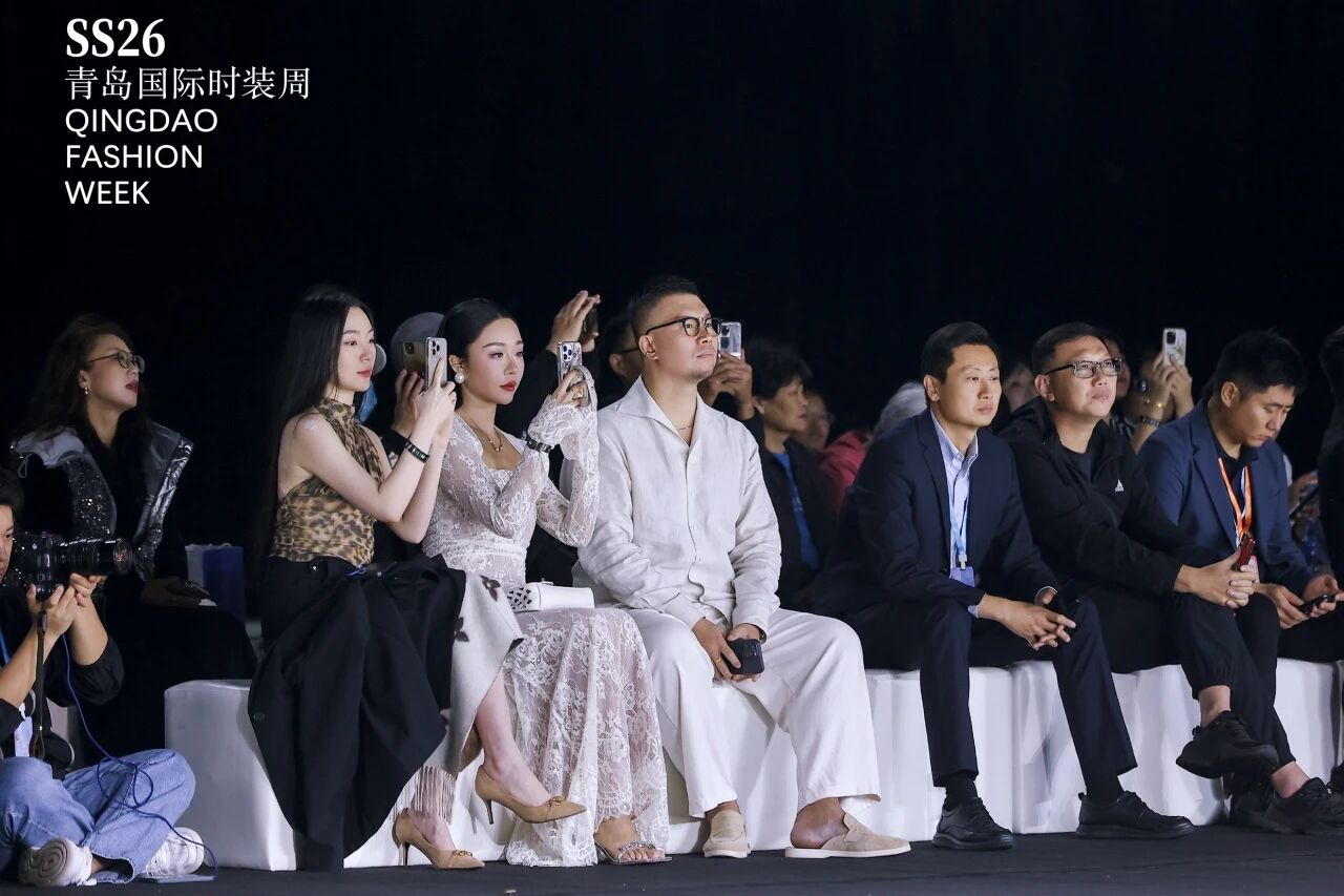 潮涌浮山灣畔 時(shí)尚綺夢啟航--2025中國（青島）國際時(shí)裝周盛大啟幕！