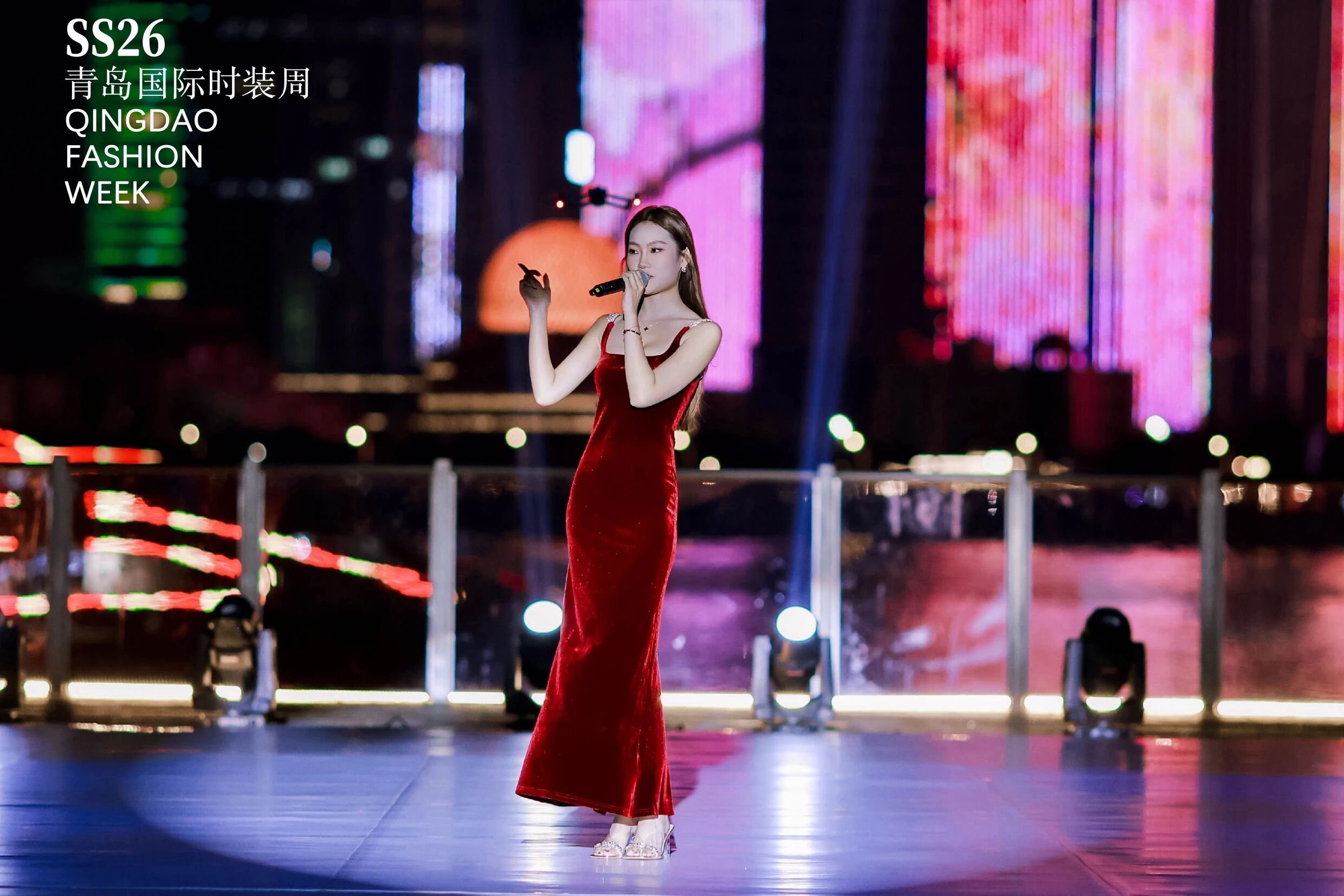 潮涌浮山灣畔 時(shí)尚綺夢啟航--2025中國（青島）國際時(shí)裝周盛大啟幕！