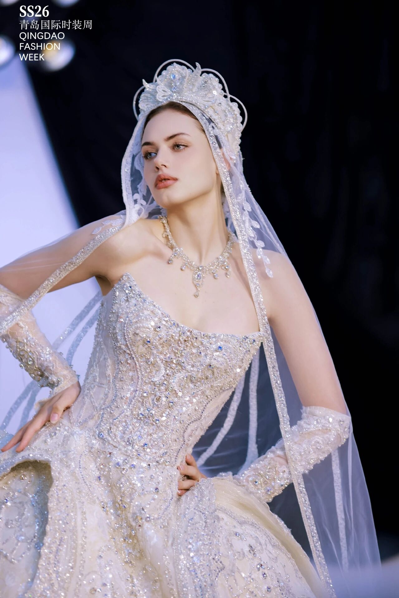 潮涌浮山灣畔 時(shí)尚綺夢啟航--2025中國（青島）國際時(shí)裝周盛大啟幕！