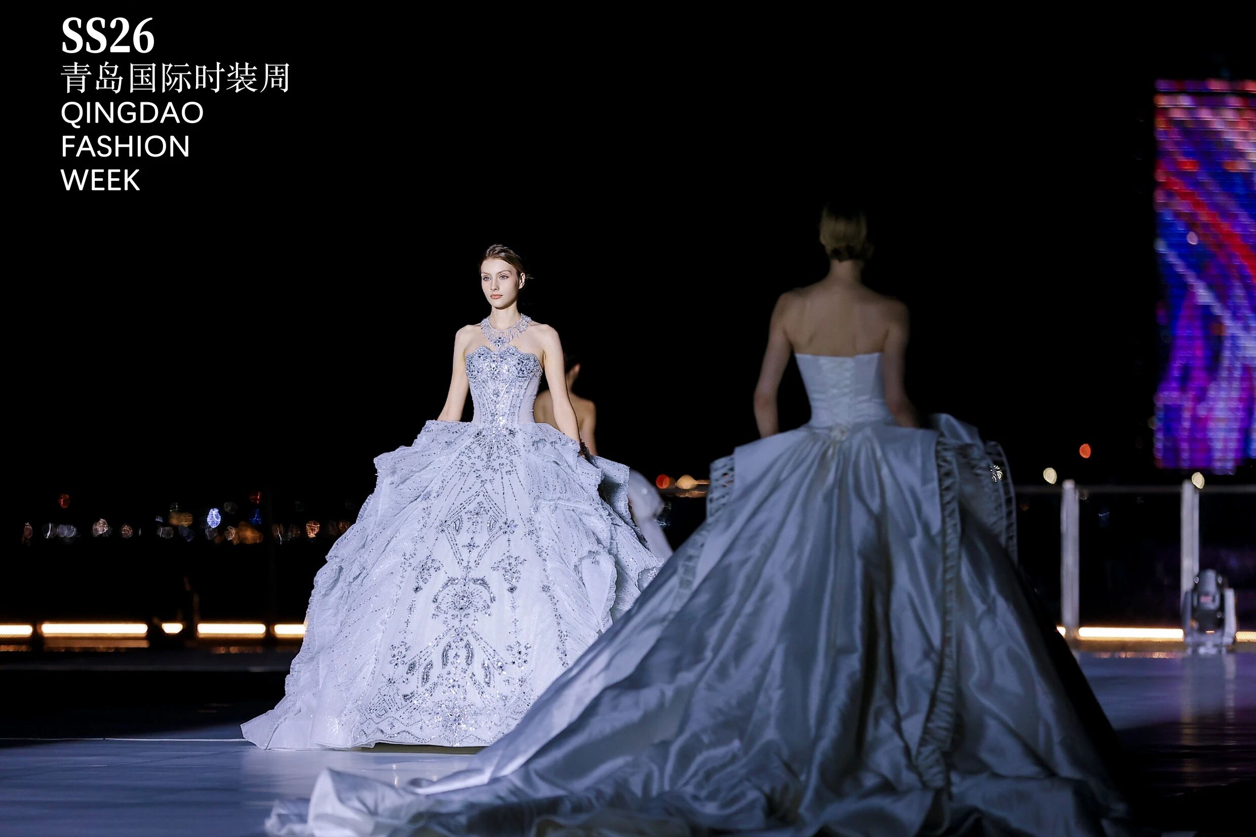 潮涌浮山灣畔 時(shí)尚綺夢啟航--2025中國（青島）國際時(shí)裝周盛大啟幕！