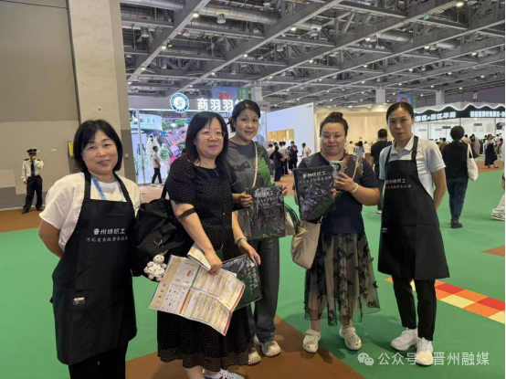 日前，在剛剛落幕的上海2025中國（晉州）紡織服裝科技發(fā)展論壇暨紡織服裝博覽會上，&ldquo;晉州紡織工&rdquo;憑借6.3萬紡織工、72家規(guī)上企業(yè)、 82項專利的硬核實力C位出圈，省級勞務(wù)品牌再升級。展會期間，通過發(fā)放宣傳海報及派發(fā)晉州本地生產(chǎn)的圍裙，加大宣傳效應(yīng)，眾多展商及觀眾駐足詢問，&ldquo;晉州紡織工&rdquo;已經(jīng)成為晉州的一張靚麗名片，顯著提升了晉州紡織服裝產(chǎn)業(yè)品牌競爭力。下一步，晉州市還將通過舉辦技能培訓(xùn)活動、加強品牌宣傳等渠道，讓&ldquo;晉州紡織工&rdquo;從省級勞務(wù)品牌邁向全國行業(yè)金名片，為全市經(jīng)濟高質(zhì)量發(fā)展織就更廣闊的錦繡天地！&nbsp; &nbsp; &nbsp; &nbsp;&nbsp;來源|石家莊市紡織行業(yè)協(xié)會