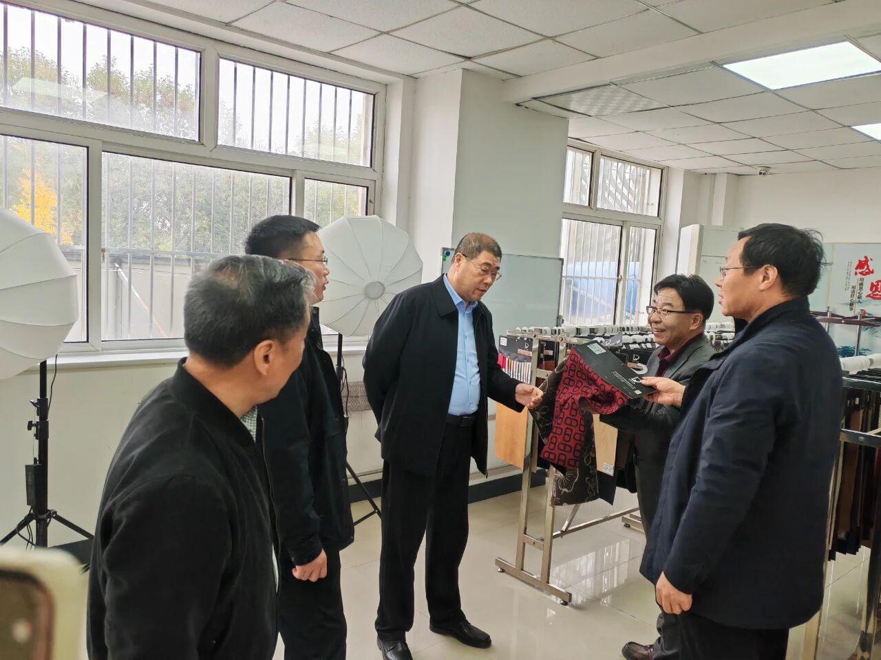河北省工信廳領(lǐng)導(dǎo)調(diào)研清河兩家羊絨企業(yè)關(guān)注與石家莊紡織企業(yè)攜手創(chuàng)新發(fā)展