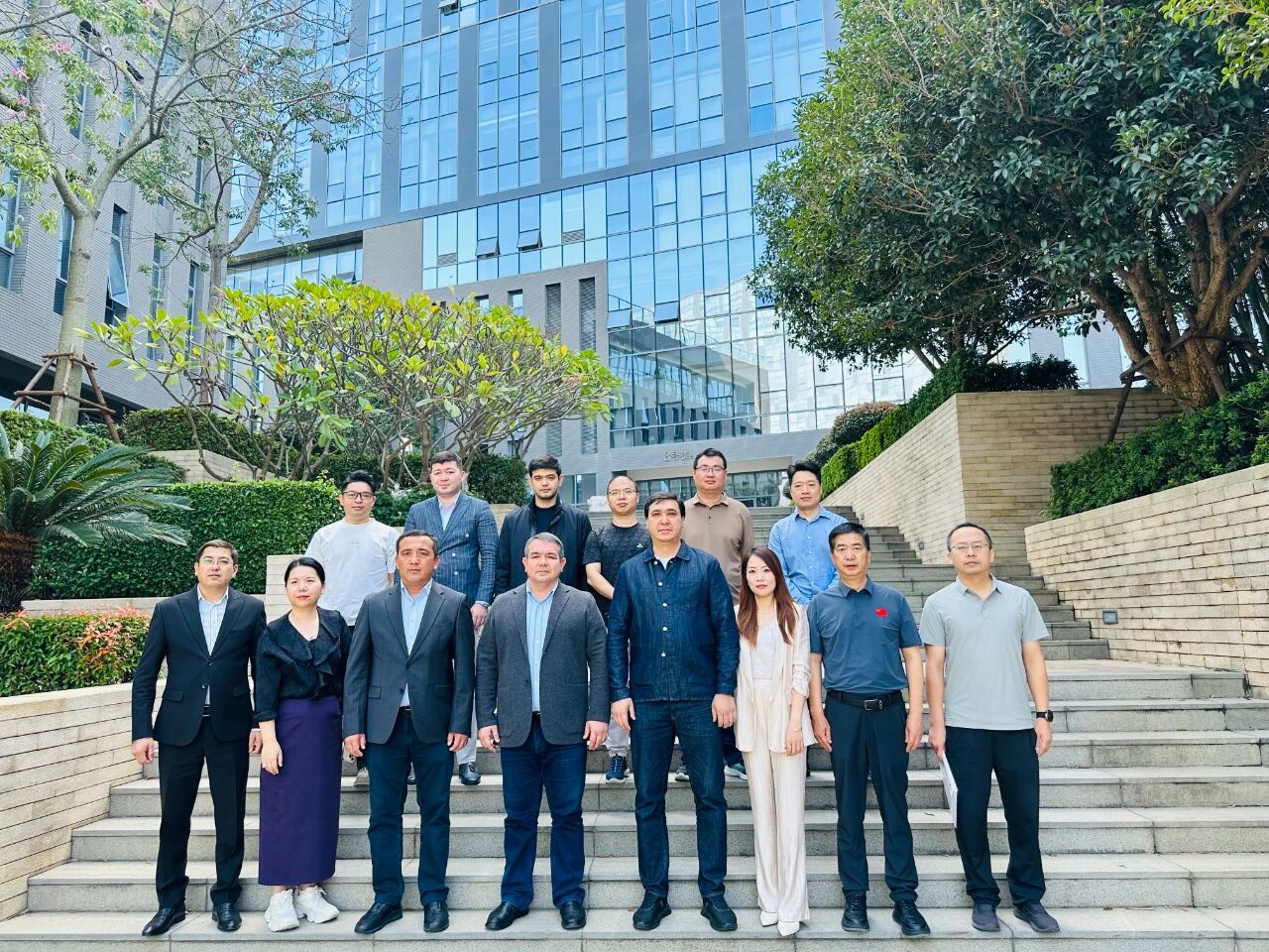 11月1日，烏茲別克斯坦投資、工業(yè)與貿(mào)易部駐華代表處副主任、駐華大使館參贊別克佐德-米爾佐&middot;尼格馬特賈諾夫，烏茲別克斯坦工商會(huì)錫爾河州分會(huì)主任阿齊茲&middot;曼蘇羅夫，錫爾河州投資、工業(yè)與貿(mào)易局局長馬赫蘇姆&middot;薩利耶夫等一行人專程到訪我會(huì)，并參觀廈門時(shí)尚消費(fèi)品（紡織服裝）產(chǎn)業(yè)園&middot;航空?qǐng)@。商會(huì)副會(huì)長、福建世聯(lián)達(dá)公司董事長王世傳，秘書長李以希接待烏方代表團(tuán)并開展座談交流。 座談中，雙方就廈門與錫爾河州紡織服裝產(chǎn)業(yè)的發(fā)展現(xiàn)狀及趨勢(shì)展開深入交流。福建世聯(lián)達(dá)、廈門納仕達(dá)、當(dāng)盛新材料、求特新材料、駿利德集團(tuán)等企業(yè)代表圍繞產(chǎn)業(yè)鏈深度協(xié)作、政策配套支持、當(dāng)?shù)厝斯こ杀炯瓣P(guān)稅政策等核心議題展開精準(zhǔn)對(duì)接。烏方代表團(tuán)誠摯邀請(qǐng)商會(huì)組織廈門企業(yè)赴烏茲別克斯坦實(shí)地考察，深入了解專項(xiàng)政策，為后續(xù)商貿(mào)合作夯實(shí)基礎(chǔ)。 此次互動(dòng)不僅深化了廈門與錫爾河州在紡織服裝領(lǐng)域的雙向認(rèn)知，更挖掘出多元合作潛能。雙方將以此次座談為契機(jī)，保持常態(tài)化溝通對(duì)接，推動(dòng)廈門企業(yè)&ldquo;走出去&rdquo;，探索產(chǎn)業(yè)合作新模式，助力產(chǎn)業(yè)鏈上下游資源高效整合，共拓中烏產(chǎn)業(yè)發(fā)展新篇章。