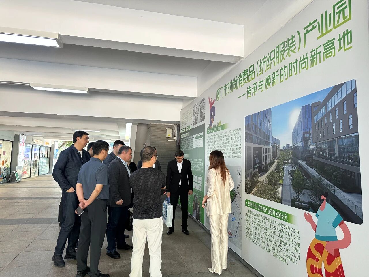 11月1日，烏茲別克斯坦投資、工業(yè)與貿(mào)易部駐華代表處副主任、駐華大使館參贊別克佐德-米爾佐&middot;尼格馬特賈諾夫，烏茲別克斯坦工商會(huì)錫爾河州分會(huì)主任阿齊茲&middot;曼蘇羅夫，錫爾河州投資、工業(yè)與貿(mào)易局局長馬赫蘇姆&middot;薩利耶夫等一行人專程到訪我會(huì)，并參觀廈門時(shí)尚消費(fèi)品（紡織服裝）產(chǎn)業(yè)園&middot;航空?qǐng)@。商會(huì)副會(huì)長、福建世聯(lián)達(dá)公司董事長王世傳，秘書長李以希接待烏方代表團(tuán)并開展座談交流。 座談中，雙方就廈門與錫爾河州紡織服裝產(chǎn)業(yè)的發(fā)展現(xiàn)狀及趨勢(shì)展開深入交流。福建世聯(lián)達(dá)、廈門納仕達(dá)、當(dāng)盛新材料、求特新材料、駿利德集團(tuán)等企業(yè)代表圍繞產(chǎn)業(yè)鏈深度協(xié)作、政策配套支持、當(dāng)?shù)厝斯こ杀炯瓣P(guān)稅政策等核心議題展開精準(zhǔn)對(duì)接。烏方代表團(tuán)誠摯邀請(qǐng)商會(huì)組織廈門企業(yè)赴烏茲別克斯坦實(shí)地考察，深入了解專項(xiàng)政策，為后續(xù)商貿(mào)合作夯實(shí)基礎(chǔ)。 此次互動(dòng)不僅深化了廈門與錫爾河州在紡織服裝領(lǐng)域的雙向認(rèn)知，更挖掘出多元合作潛能。雙方將以此次座談為契機(jī)，保持常態(tài)化溝通對(duì)接，推動(dòng)廈門企業(yè)&ldquo;走出去&rdquo;，探索產(chǎn)業(yè)合作新模式，助力產(chǎn)業(yè)鏈上下游資源高效整合，共拓中烏產(chǎn)業(yè)發(fā)展新篇章。