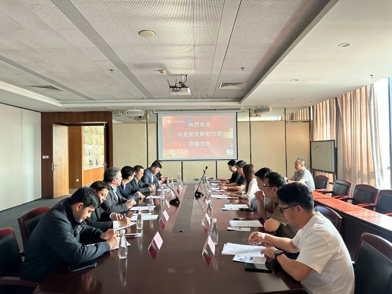 11月1日，烏茲別克斯坦投資、工業(yè)與貿(mào)易部駐華代表處副主任、駐華大使館參贊別克佐德-米爾佐&middot;尼格馬特賈諾夫，烏茲別克斯坦工商會(huì)錫爾河州分會(huì)主任阿齊茲&middot;曼蘇羅夫，錫爾河州投資、工業(yè)與貿(mào)易局局長馬赫蘇姆&middot;薩利耶夫等一行人專程到訪我會(huì)，并參觀廈門時(shí)尚消費(fèi)品（紡織服裝）產(chǎn)業(yè)園&middot;航空?qǐng)@。商會(huì)副會(huì)長、福建世聯(lián)達(dá)公司董事長王世傳，秘書長李以希接待烏方代表團(tuán)并開展座談交流。 座談中，雙方就廈門與錫爾河州紡織服裝產(chǎn)業(yè)的發(fā)展現(xiàn)狀及趨勢(shì)展開深入交流。福建世聯(lián)達(dá)、廈門納仕達(dá)、當(dāng)盛新材料、求特新材料、駿利德集團(tuán)等企業(yè)代表圍繞產(chǎn)業(yè)鏈深度協(xié)作、政策配套支持、當(dāng)?shù)厝斯こ杀炯瓣P(guān)稅政策等核心議題展開精準(zhǔn)對(duì)接。烏方代表團(tuán)誠摯邀請(qǐng)商會(huì)組織廈門企業(yè)赴烏茲別克斯坦實(shí)地考察，深入了解專項(xiàng)政策，為后續(xù)商貿(mào)合作夯實(shí)基礎(chǔ)。 此次互動(dòng)不僅深化了廈門與錫爾河州在紡織服裝領(lǐng)域的雙向認(rèn)知，更挖掘出多元合作潛能。雙方將以此次座談為契機(jī)，保持常態(tài)化溝通對(duì)接，推動(dòng)廈門企業(yè)&ldquo;走出去&rdquo;，探索產(chǎn)業(yè)合作新模式，助力產(chǎn)業(yè)鏈上下游資源高效整合，共拓中烏產(chǎn)業(yè)發(fā)展新篇章。