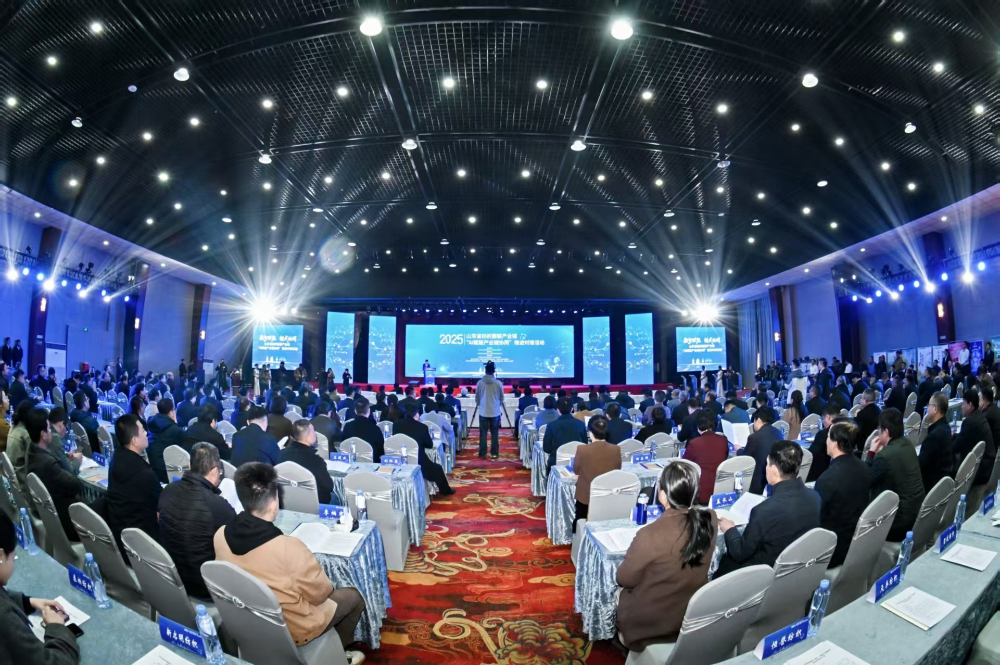 11月4日，山東省紡織服裝產(chǎn)業(yè)鏈&ldquo;AI賦能產(chǎn)業(yè)鏈協(xié)同&rdquo;推進(jìn)對接活動(dòng)在夏津隆重舉行?；顒?dòng)緊扣黨的二十屆四中全會&ldquo;建設(shè)現(xiàn)代化產(chǎn)業(yè)體系，鞏固壯大實(shí)體經(jīng)濟(jì)根基&rdquo;戰(zhàn)略部署，以&ldquo;AI+金融&rdquo;雙輪驅(qū)動(dòng)為核心路徑，匯聚政企銀校各界力量，共商紡織服裝產(chǎn)業(yè)智能化、協(xié)同化升級大計(jì)，為培育產(chǎn)業(yè)新質(zhì)生產(chǎn)力注入強(qiáng)勁動(dòng)能。  緊扣國家戰(zhàn)略，  凝聚產(chǎn)業(yè)升級共識  活動(dòng)開篇，多位領(lǐng)導(dǎo)嘉賓立足國家戰(zhàn)略、行業(yè)發(fā)展與地方實(shí)踐，為山東紡織服裝產(chǎn)業(yè)轉(zhuǎn)型把脈定向，凝聚發(fā)展共識。 山東省政協(xié)副主席、黨組副書記、省紡織服裝產(chǎn)業(yè)鏈鏈長林峰海在致辭中表示，山東是全國重要工業(yè)基地，紡織服裝產(chǎn)業(yè)作為中國紡織服裝產(chǎn)業(yè)核心組成與北方新質(zhì)生產(chǎn)力重要引擎，在穩(wěn)增長、促消費(fèi)、惠民生及培育新質(zhì)生產(chǎn)力方面作用顯著。山東通過產(chǎn)業(yè)鏈&ldquo;鏈長制&rdquo;推進(jìn)產(chǎn)業(yè)優(yōu)化升級，今年前三季度全省紡織業(yè)、服裝服飾業(yè)工業(yè)增加值同比分別增長4.1%、1.1%，分別高于全國同行業(yè)0.95個(gè)、3.5個(gè)百分點(diǎn)。德州是我國重要紡織服裝產(chǎn)業(yè)大市，在新型紡織、家紡等領(lǐng)域競爭優(yōu)勢突出。德州高度重視紡織產(chǎn)業(yè)發(fā)展，將輕紡紡織列為全市11條標(biāo)志性產(chǎn)業(yè)鏈，為全省紡織產(chǎn)業(yè)高質(zhì)量發(fā)展助力；其中夏津作為全國紗線基地，正通過創(chuàng)新性實(shí)施&ldquo;行業(yè)機(jī)構(gòu)+國資平臺+市場主體&rdquo;三方共建模式推動(dòng)產(chǎn)業(yè)發(fā)展。中國紡織工業(yè)聯(lián)合會副會長閻巖指出，當(dāng)前&ldquo;十五五&rdquo;時(shí)期，紡織服裝業(yè)處于轉(zhuǎn)型升級關(guān)鍵階段，黨的二十屆四中全會為產(chǎn)業(yè)發(fā)展指明方向，行業(yè)需聚焦深耕內(nèi)需市場、優(yōu)化外貿(mào)布局、推進(jìn)產(chǎn)業(yè)升級三大重點(diǎn)，開創(chuàng)高質(zhì)量發(fā)展新局面。她提到，產(chǎn)業(yè)集群化是我國紡織行業(yè)核心優(yōu)勢，全國200余個(gè)紡織服裝產(chǎn)業(yè)地區(qū)正加速轉(zhuǎn)型，而德州夏津作為以紡織為支柱產(chǎn)業(yè)的縣部代表，其探索的共建模式和資源整合方式，為縣域紡織產(chǎn)業(yè)轉(zhuǎn)型升級提供寶貴經(jīng)驗(yàn)。她希望山東德州夏津紡織產(chǎn)業(yè)把握戰(zhàn)略機(jī)遇，精準(zhǔn)定位、主動(dòng)作為，以新型紡紗產(chǎn)業(yè)大腦為支撐，推動(dòng)人工智能與紡織融合，形成全產(chǎn)業(yè)鏈高效協(xié)同發(fā)展新局面，在產(chǎn)業(yè)高質(zhì)量發(fā)展道路上奮勇前行。 德州市政協(xié)主席卜祥聯(lián)在致辭中指出，人口590萬，2024年GDP突破4000億元，是全國百強(qiáng)市及山東省唯一達(dá)到經(jīng)濟(jì)系統(tǒng)規(guī)劃的城市。德州始終將紡織服裝產(chǎn)業(yè)作為重點(diǎn)培育領(lǐng)域，2024年產(chǎn)業(yè)規(guī)模超240億元，擁有200余家規(guī)上企業(yè)、華源生態(tài)等龍頭企業(yè)，形成兩大省級特色產(chǎn)品，還共建現(xiàn)代紡織產(chǎn)業(yè)園、紡織產(chǎn)業(yè)互聯(lián)網(wǎng)平臺，并成立產(chǎn)業(yè)學(xué)院培養(yǎng)專業(yè)人才。推動(dòng)紡織服裝產(chǎn)業(yè)鏈升級，需借助AI賦能生產(chǎn)全流程，突破專用算法與裝備瓶頸，同時(shí)依托金融數(shù)據(jù)智能分析匹配企業(yè)需求，落實(shí)&ldquo;鏈長制&rdquo;補(bǔ)鏈延鏈強(qiáng)鏈，助力行業(yè)從&ldquo;被動(dòng)接單&rdquo;向&ldquo;需求創(chuàng)造&rdquo;轉(zhuǎn)型，培育新質(zhì)生產(chǎn)力。  破解產(chǎn)業(yè)痛點(diǎn)，  構(gòu)建協(xié)同新生態(tài)  活動(dòng)通過兩大簽約儀式與一項(xiàng)啟動(dòng)儀式，落地一批標(biāo)志性合作成果，為紡織服裝產(chǎn)業(yè)高質(zhì)量發(fā)展筑牢根基。為破解紡織產(chǎn)業(yè)&ldquo;信息孤島、要素配置效率低、市場議價(jià)權(quán)低&rdquo;等痛點(diǎn)，夏津縣財(cái)金投資發(fā)展集團(tuán)有限公司聯(lián)合廣東紗纖億信息科技股份有限公司、中國紡織建設(shè)規(guī)劃院，攜手夏津仁和紡織科技有限公司、山東鴻泰鼎新材料科技有限公司等7家本地骨干企業(yè)，簽訂&ldquo;山東新型紡織（紗纖）產(chǎn)業(yè)大腦上線項(xiàng)目&rdquo;協(xié)議。該項(xiàng)目將整合山東紡織企業(yè)數(shù)據(jù)資源，構(gòu)建紡織服裝產(chǎn)業(yè)智慧供應(yīng)鏈服務(wù)體系，打造&ldquo;山東紡織服裝產(chǎn)業(yè)大腦&rdquo;，預(yù)計(jì)可實(shí)現(xiàn)企業(yè)降本增效、資源優(yōu)化配置的雙重目標(biāo)。圍繞黨的二十屆四中全會&ldquo;金融服務(wù)實(shí)體經(jīng)濟(jì)&rdquo;的根本宗旨，工商銀行德州分行、建設(shè)銀行德州分行、德州銀行等6家金融機(jī)構(gòu)，分別與德州華源生態(tài)科技有限公司、夏津至謙紡織科技有限公司等6家紡織企業(yè)簽訂金融支持合作協(xié)議。此次簽約聚焦技術(shù)研發(fā)資金保障、市場拓展資本助力，推動(dòng)金融與輕工紡織產(chǎn)業(yè)深度融合，為傳統(tǒng)產(chǎn)業(yè)升級與創(chuàng)新項(xiàng)目落地搭建資金橋梁。林峰海、閻巖、張慶輝、卜祥聯(lián)、王曉、陳海明、管曉艷、沙淑紅、劉如偉、趙之達(dá)等領(lǐng)導(dǎo)共同啟動(dòng)&ldquo;山東新型紡織（紗纖）產(chǎn)業(yè)大腦暨年產(chǎn)5萬噸鴻泰鼎萊賽爾二期投產(chǎn)項(xiàng)目&rdquo;。其中，&ldquo;山東新型紡織（紗纖）產(chǎn)業(yè)大腦&rdquo;已納入山東省工信廳建設(shè)試點(diǎn)，將按照&ldquo;四個(gè)一&rdquo;（一個(gè)算力調(diào)度平臺、一個(gè)數(shù)據(jù)匯聚平臺、一個(gè)算法開發(fā)平臺、一個(gè)服務(wù)開放平臺）總體構(gòu)架，完善&ldquo;四集&rdquo;（招、集采、集銷、集貸）應(yīng)用場景，打造全國紡織數(shù)字交易集聚地；鴻泰鼎萊賽爾二期項(xiàng)目投產(chǎn)后，企業(yè)總產(chǎn)能將躍居全國第二，單線產(chǎn)能全國第一，助力夏津打造&ldquo;中國綠色紡織新材料產(chǎn)業(yè)基地&rdquo;。據(jù)悉，鴻泰鼎主營的萊賽爾纖維廣泛應(yīng)用于服裝、家紡等領(lǐng)域，其與青島百草股份聯(lián)合開發(fā)的&ldquo;生物功能性萊賽爾纖維&rdquo;已獲&ldquo;省長杯&rdquo;銅獎(jiǎng)，并應(yīng)用于愛慕內(nèi)衣等知名品牌。  經(jīng)驗(yàn)互鑒，  探索升級新路徑  與會專家、地市代表與企業(yè)家圍繞&ldquo;AI賦能&rdquo;&ldquo;集群發(fā)展&rdquo;&ldquo;數(shù)字化轉(zhuǎn)型&rdquo;等核心議題，開展深度交流，為產(chǎn)業(yè)升級提供多元思路。中國紡織建設(shè)規(guī)劃院院長張慶輝以《AI賦能、生態(tài)共建-開啟夏津紡織服裝高質(zhì)量發(fā)展新篇章》為題作專題講座，系統(tǒng)解析AI技術(shù)在紡織產(chǎn)業(yè)生產(chǎn)、供應(yīng)鏈、市場端的應(yīng)用路徑，提出生態(tài)共建的產(chǎn)業(yè)升級模式。他強(qiáng)調(diào)，擁抱AI是產(chǎn)業(yè)轉(zhuǎn)型的必答題。目前行業(yè)AI應(yīng)用呈現(xiàn)&ldquo;消費(fèi)端強(qiáng)、生產(chǎn)端弱&rdquo;的特點(diǎn)，Zara、亞馬遜及國內(nèi)電商平臺已在設(shè)計(jì)、選品等消費(fèi)端廣泛應(yīng)用AI，但生產(chǎn)與供應(yīng)鏈端仍處于起步階段，山東可借鑒浙江、江蘇、福建等省份的先進(jìn)經(jīng)驗(yàn)。他提到，從2023年底開始，中國紡織建設(shè)規(guī)劃院與夏津達(dá)成深度戰(zhàn)略合作，以夏津現(xiàn)代產(chǎn)業(yè)園建設(shè)為核心，圍繞夏津構(gòu)建現(xiàn)代紡織產(chǎn)業(yè)體系這一目標(biāo)，確立了數(shù)字化、智能化、時(shí)尚化的發(fā)展路徑。為了確保戰(zhàn)略規(guī)劃的落地實(shí)施，在構(gòu)建政產(chǎn)學(xué)研用平臺的同時(shí)，引入紗纖億工業(yè)互聯(lián)網(wǎng)平臺，與夏津縣三方共建，投資建立了紗纖億（山東）工業(yè)互聯(lián)網(wǎng)平臺，在深挖夏津紗線價(jià)值的基礎(chǔ)上，打通產(chǎn)業(yè)上下游，推進(jìn)產(chǎn)業(yè)鏈生態(tài)協(xié)同，助力夏津紡織產(chǎn)業(yè)高質(zhì)量發(fā)展。德州市副市長、市輕工紡織產(chǎn)業(yè)鏈鏈長陳海明在推介德州市紡織服裝產(chǎn)業(yè)時(shí)表示，德州近年借先進(jìn)制造業(yè)強(qiáng)市、數(shù)字強(qiáng)市戰(zhàn)略，推動(dòng)紡織產(chǎn)業(yè)研發(fā)創(chuàng)新與設(shè)備更新，今年1-8月規(guī)上企業(yè)銷售收入132億元，紗線產(chǎn)能600萬噸（占全省1%），是全國最大差別化紡線生產(chǎn)基地，擁有多項(xiàng)產(chǎn)業(yè)榮譽(yù)，形成全產(chǎn)業(yè)鏈。德州通過三舉措推動(dòng)產(chǎn)業(yè)發(fā)展：一是技改賦能，近三年實(shí)施36個(gè)技改項(xiàng)目，關(guān)鍵設(shè)備更新率超70%，夏津縣等獲多項(xiàng)數(shù)字化榮譽(yù)，華源生態(tài)改造后生產(chǎn)效率提升三成；二是科技創(chuàng)新，深化校企合作，制定12項(xiàng)標(biāo)準(zhǔn)，培育隱形冠軍企業(yè)；三是開放合作，舉辦峰會、組團(tuán)出海，今年前3季度紡織服裝出口47.3億元，同比增46.1%。&ldquo;十五五&rdquo;期間，德州將以產(chǎn)業(yè)集聚為導(dǎo)向，打造兩大核心產(chǎn)業(yè)集群，加大科技投入，優(yōu)化產(chǎn)業(yè)生態(tài)，期待與企業(yè)家深化合作，推動(dòng)產(chǎn)業(yè)高質(zhì)量發(fā)展。夏津縣委副書記、縣長趙之達(dá)以《激活鏈?zhǔn)絽f(xié)同新動(dòng)能帶動(dòng)紡織集群新躍升》為主題，介紹了夏津培育紡織產(chǎn)業(yè)集群的實(shí)踐經(jīng)驗(yàn)。他表示，夏邑紡織服裝產(chǎn)業(yè)規(guī)模突出，有246家企業(yè)、300萬錠紡紗規(guī)模（占山東1/10），獲多項(xiàng)產(chǎn)業(yè)榮譽(yù)。近年通過四舉措推動(dòng)產(chǎn)業(yè)升級：一是建協(xié)同生態(tài)，聯(lián)多方共建產(chǎn)業(yè)園、政產(chǎn)學(xué)研用平臺；二是打造產(chǎn)業(yè)大腦，建紡織產(chǎn)業(yè)平臺，聯(lián)動(dòng)多地資源；三是深化升級，開展企業(yè)改造，探索綠色低碳發(fā)展；四是創(chuàng)新產(chǎn)品供給，以市場為導(dǎo)向?qū)崿F(xiàn)柔性生產(chǎn)。未來，夏邑將按&ldquo;一園區(qū)一平臺兩基地&rdquo;戰(zhàn)略，構(gòu)建500億級產(chǎn)業(yè)集群，為先進(jìn)制造業(yè)強(qiáng)省建設(shè)發(fā)力。威海市工業(yè)和信息化局副局長劉海燕圍繞&ldquo;工裝小切口推動(dòng)紡織服裝產(chǎn)業(yè)大轉(zhuǎn)型&rdquo;，系統(tǒng)介紹了威海市以工裝領(lǐng)域?yàn)橥黄泣c(diǎn)、帶動(dòng)產(chǎn)業(yè)整體升級的創(chuàng)新探索。作為紡織服裝產(chǎn)業(yè)的重要細(xì)分領(lǐng)域，工裝憑借應(yīng)用場景明確、需求相對穩(wěn)定、產(chǎn)業(yè)鏈帶動(dòng)性強(qiáng)的特點(diǎn)，成為威海撬動(dòng)產(chǎn)業(yè)轉(zhuǎn)型的關(guān)鍵抓手。在市級層面推進(jìn)工裝領(lǐng)域品質(zhì)提升過程中，威海市聚焦協(xié)同、創(chuàng)新、綠色三大核心，重點(diǎn)從三方面發(fā)力：進(jìn)一步搭建多元化產(chǎn)業(yè)服務(wù)平臺、優(yōu)化產(chǎn)業(yè)發(fā)展生態(tài)；出臺專項(xiàng)扶持政策，推動(dòng)AI、大數(shù)據(jù)等數(shù)字技術(shù)在工裝產(chǎn)業(yè)的普及應(yīng)用；加快區(qū)域工裝品牌整合與培育，探索工裝與職業(yè)健康、智能穿戴等領(lǐng)域融合發(fā)展的新模式，以工裝產(chǎn)業(yè)的高質(zhì)量發(fā)展，為威海市紡織服裝產(chǎn)業(yè)轉(zhuǎn)型升級注入持久動(dòng)力。此外，青島市即墨區(qū)工業(yè)和信息化局、棗莊市紡織服裝協(xié)會、濰坊昌邑市工業(yè)和信息化局的相關(guān)負(fù)責(zé)人分別推介了本地針織集群、童裝集群、中國針織服裝集群及紡織產(chǎn)業(yè)集群的創(chuàng)新探索實(shí)踐，展現(xiàn)了山東紡織產(chǎn)業(yè)&ldquo;各有特色、協(xié)同發(fā)展&rdquo;的集群格局。  樣板引路，  強(qiáng)化支撐保障  在企業(yè)經(jīng)驗(yàn)分享環(huán)節(jié)，多家優(yōu)秀企業(yè)和金融機(jī)構(gòu)分享了數(shù)字化轉(zhuǎn)型實(shí)戰(zhàn)經(jīng)驗(yàn)及專屬服務(wù)方案，既為行業(yè)提供可復(fù)制的&ldquo;轉(zhuǎn)型樣板&rdquo;，也為產(chǎn)業(yè)升級注入精準(zhǔn)金融&ldquo;活水&rdquo;。迪尚集團(tuán)供應(yīng)鏈管理中心總經(jīng)理吳利平以《夯實(shí)數(shù)字基座智領(lǐng)工裝未來》為題，分享了企業(yè)數(shù)字化轉(zhuǎn)型經(jīng)驗(yàn)。她表示，面對數(shù)字化浪潮，迪尚集團(tuán)從服裝制造向科技賦能轉(zhuǎn)型，用科技重塑工裝、為勞動(dòng)者賦能，踐行傳統(tǒng)行業(yè)新質(zhì)生產(chǎn)力。集團(tuán)搭建了PLM、MES、ERP等全流程系統(tǒng)，投資超1億元打造數(shù)字孿生平臺，以數(shù)據(jù)支撐AI應(yīng)用。AI可精準(zhǔn)預(yù)測市場、提升設(shè)計(jì)研發(fā)效率，生產(chǎn)端視覺檢測準(zhǔn)確率達(dá)99.5%，凱云工廠改造后效率提升10%-15%。今年迪尚集團(tuán)啟動(dòng)相關(guān)項(xiàng)目，參與成立開源創(chuàng)新平臺，未來將推動(dòng)外貿(mào)標(biāo)準(zhǔn)轉(zhuǎn)化，開放資源攜手會員企業(yè)提升全球競爭力。紗纖億信息科技（山東）有限公司總經(jīng)理井曉妮圍繞《產(chǎn)業(yè)數(shù)字化政策建設(shè)紡織現(xiàn)代化體系》主題，系統(tǒng)介紹了公司以產(chǎn)業(yè)互聯(lián)網(wǎng)平臺為載體、推動(dòng)紡織服裝產(chǎn)業(yè)數(shù)字化轉(zhuǎn)型的實(shí)踐路徑與成果。紗纖億信息科技（山東）有限公司以紡織服裝全產(chǎn)業(yè)鏈協(xié)同發(fā)展戰(zhàn)略為核心，共建山東新型紡織（紗纖）產(chǎn)業(yè)大腦。平臺上線近一年，交易額達(dá)3.3億元，服務(wù)企業(yè)100余家，為企業(yè)降本200元/噸、縮短庫存周期10天，還拓展了國際市場。公司借AI、大數(shù)據(jù)優(yōu)化生產(chǎn)，提供信用評級、人才庫服務(wù)。未來將按規(guī)劃推進(jìn)項(xiàng)目，攜手伙伴助力紡織產(chǎn)業(yè)高質(zhì)量發(fā)展。德州華源生態(tài)科技有限公司信息主管李德凱在作企業(yè)新產(chǎn)品時(shí)，介紹了公司數(shù)字化改造具體做法和產(chǎn)品定價(jià)采用差異化策略。公司涉及新風(fēng)相關(guān)業(yè)務(wù)，并有業(yè)務(wù)場景落地于機(jī)場；企業(yè)關(guān)注產(chǎn)業(yè)生產(chǎn)環(huán)節(jié)，會將相關(guān)數(shù)據(jù)送至數(shù)據(jù)中心，同時(shí)關(guān)注生產(chǎn)中系統(tǒng)配置問題，如6級系統(tǒng)搭配1600配置即可滿足需求。會上，中國民生銀行濟(jì)南分行、工商銀行德州分行、建設(shè)銀行德州分行等8家金融機(jī)構(gòu)與單位，分別推介紡織服裝產(chǎn)業(yè)鏈特色金融產(chǎn)品，為本地紡織服裝企業(yè)構(gòu)建起覆蓋融資、擔(dān)保、出口、風(fēng)險(xiǎn)保障的全方位金融支持體系。此次推進(jìn)對接活動(dòng)的成功舉辦，不僅搭建了政企銀校協(xié)同合作的高端平臺，更落地了一批破解產(chǎn)業(yè)痛點(diǎn)、激活發(fā)展動(dòng)能的關(guān)鍵項(xiàng)目。未來，山東紡織服裝產(chǎn)業(yè)將以此次活動(dòng)為契機(jī)，持續(xù)深化&ldquo;AI+金融&rdquo;雙輪驅(qū)動(dòng)，強(qiáng)化產(chǎn)業(yè)鏈協(xié)同，加快數(shù)智化、綠色化、品牌化轉(zhuǎn)型；夏津縣將繼續(xù)優(yōu)化&ldquo;政府創(chuàng)造環(huán)境、企業(yè)創(chuàng)造財(cái)富&rdquo;的營商環(huán)境，誠摯邀請各界企業(yè)家投資興業(yè)，共同推動(dòng)山東紡織服裝產(chǎn)業(yè)在建設(shè)現(xiàn)代化產(chǎn)業(yè)體系中貢獻(xiàn)更大力量。