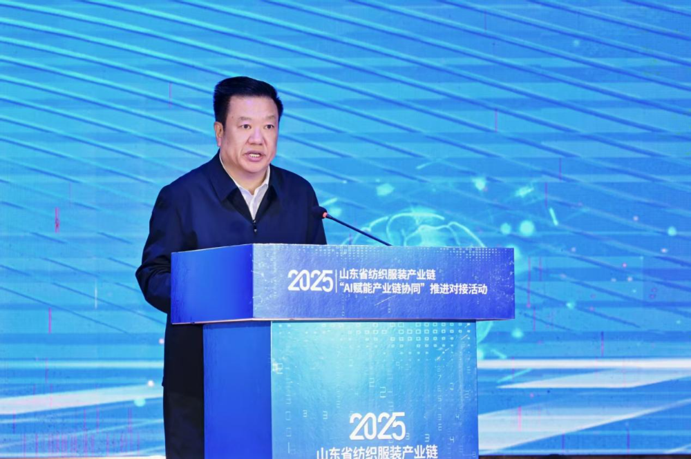 11月4日，山東省紡織服裝產(chǎn)業(yè)鏈&ldquo;AI賦能產(chǎn)業(yè)鏈協(xié)同&rdquo;推進(jìn)對接活動(dòng)在夏津隆重舉行?；顒?dòng)緊扣黨的二十屆四中全會&ldquo;建設(shè)現(xiàn)代化產(chǎn)業(yè)體系，鞏固壯大實(shí)體經(jīng)濟(jì)根基&rdquo;戰(zhàn)略部署，以&ldquo;AI+金融&rdquo;雙輪驅(qū)動(dòng)為核心路徑，匯聚政企銀校各界力量，共商紡織服裝產(chǎn)業(yè)智能化、協(xié)同化升級大計(jì)，為培育產(chǎn)業(yè)新質(zhì)生產(chǎn)力注入強(qiáng)勁動(dòng)能。  緊扣國家戰(zhàn)略，  凝聚產(chǎn)業(yè)升級共識  活動(dòng)開篇，多位領(lǐng)導(dǎo)嘉賓立足國家戰(zhàn)略、行業(yè)發(fā)展與地方實(shí)踐，為山東紡織服裝產(chǎn)業(yè)轉(zhuǎn)型把脈定向，凝聚發(fā)展共識。 山東省政協(xié)副主席、黨組副書記、省紡織服裝產(chǎn)業(yè)鏈鏈長林峰海在致辭中表示，山東是全國重要工業(yè)基地，紡織服裝產(chǎn)業(yè)作為中國紡織服裝產(chǎn)業(yè)核心組成與北方新質(zhì)生產(chǎn)力重要引擎，在穩(wěn)增長、促消費(fèi)、惠民生及培育新質(zhì)生產(chǎn)力方面作用顯著。山東通過產(chǎn)業(yè)鏈&ldquo;鏈長制&rdquo;推進(jìn)產(chǎn)業(yè)優(yōu)化升級，今年前三季度全省紡織業(yè)、服裝服飾業(yè)工業(yè)增加值同比分別增長4.1%、1.1%，分別高于全國同行業(yè)0.95個(gè)、3.5個(gè)百分點(diǎn)。德州是我國重要紡織服裝產(chǎn)業(yè)大市，在新型紡織、家紡等領(lǐng)域競爭優(yōu)勢突出。德州高度重視紡織產(chǎn)業(yè)發(fā)展，將輕紡紡織列為全市11條標(biāo)志性產(chǎn)業(yè)鏈，為全省紡織產(chǎn)業(yè)高質(zhì)量發(fā)展助力；其中夏津作為全國紗線基地，正通過創(chuàng)新性實(shí)施&ldquo;行業(yè)機(jī)構(gòu)+國資平臺+市場主體&rdquo;三方共建模式推動(dòng)產(chǎn)業(yè)發(fā)展。中國紡織工業(yè)聯(lián)合會副會長閻巖指出，當(dāng)前&ldquo;十五五&rdquo;時(shí)期，紡織服裝業(yè)處于轉(zhuǎn)型升級關(guān)鍵階段，黨的二十屆四中全會為產(chǎn)業(yè)發(fā)展指明方向，行業(yè)需聚焦深耕內(nèi)需市場、優(yōu)化外貿(mào)布局、推進(jìn)產(chǎn)業(yè)升級三大重點(diǎn)，開創(chuàng)高質(zhì)量發(fā)展新局面。她提到，產(chǎn)業(yè)集群化是我國紡織行業(yè)核心優(yōu)勢，全國200余個(gè)紡織服裝產(chǎn)業(yè)地區(qū)正加速轉(zhuǎn)型，而德州夏津作為以紡織為支柱產(chǎn)業(yè)的縣部代表，其探索的共建模式和資源整合方式，為縣域紡織產(chǎn)業(yè)轉(zhuǎn)型升級提供寶貴經(jīng)驗(yàn)。她希望山東德州夏津紡織產(chǎn)業(yè)把握戰(zhàn)略機(jī)遇，精準(zhǔn)定位、主動(dòng)作為，以新型紡紗產(chǎn)業(yè)大腦為支撐，推動(dòng)人工智能與紡織融合，形成全產(chǎn)業(yè)鏈高效協(xié)同發(fā)展新局面，在產(chǎn)業(yè)高質(zhì)量發(fā)展道路上奮勇前行。 德州市政協(xié)主席卜祥聯(lián)在致辭中指出，人口590萬，2024年GDP突破4000億元，是全國百強(qiáng)市及山東省唯一達(dá)到經(jīng)濟(jì)系統(tǒng)規(guī)劃的城市。德州始終將紡織服裝產(chǎn)業(yè)作為重點(diǎn)培育領(lǐng)域，2024年產(chǎn)業(yè)規(guī)模超240億元，擁有200余家規(guī)上企業(yè)、華源生態(tài)等龍頭企業(yè)，形成兩大省級特色產(chǎn)品，還共建現(xiàn)代紡織產(chǎn)業(yè)園、紡織產(chǎn)業(yè)互聯(lián)網(wǎng)平臺，并成立產(chǎn)業(yè)學(xué)院培養(yǎng)專業(yè)人才。推動(dòng)紡織服裝產(chǎn)業(yè)鏈升級，需借助AI賦能生產(chǎn)全流程，突破專用算法與裝備瓶頸，同時(shí)依托金融數(shù)據(jù)智能分析匹配企業(yè)需求，落實(shí)&ldquo;鏈長制&rdquo;補(bǔ)鏈延鏈強(qiáng)鏈，助力行業(yè)從&ldquo;被動(dòng)接單&rdquo;向&ldquo;需求創(chuàng)造&rdquo;轉(zhuǎn)型，培育新質(zhì)生產(chǎn)力。  破解產(chǎn)業(yè)痛點(diǎn)，  構(gòu)建協(xié)同新生態(tài)  活動(dòng)通過兩大簽約儀式與一項(xiàng)啟動(dòng)儀式，落地一批標(biāo)志性合作成果，為紡織服裝產(chǎn)業(yè)高質(zhì)量發(fā)展筑牢根基。為破解紡織產(chǎn)業(yè)&ldquo;信息孤島、要素配置效率低、市場議價(jià)權(quán)低&rdquo;等痛點(diǎn)，夏津縣財(cái)金投資發(fā)展集團(tuán)有限公司聯(lián)合廣東紗纖億信息科技股份有限公司、中國紡織建設(shè)規(guī)劃院，攜手夏津仁和紡織科技有限公司、山東鴻泰鼎新材料科技有限公司等7家本地骨干企業(yè)，簽訂&ldquo;山東新型紡織（紗纖）產(chǎn)業(yè)大腦上線項(xiàng)目&rdquo;協(xié)議。該項(xiàng)目將整合山東紡織企業(yè)數(shù)據(jù)資源，構(gòu)建紡織服裝產(chǎn)業(yè)智慧供應(yīng)鏈服務(wù)體系，打造&ldquo;山東紡織服裝產(chǎn)業(yè)大腦&rdquo;，預(yù)計(jì)可實(shí)現(xiàn)企業(yè)降本增效、資源優(yōu)化配置的雙重目標(biāo)。圍繞黨的二十屆四中全會&ldquo;金融服務(wù)實(shí)體經(jīng)濟(jì)&rdquo;的根本宗旨，工商銀行德州分行、建設(shè)銀行德州分行、德州銀行等6家金融機(jī)構(gòu)，分別與德州華源生態(tài)科技有限公司、夏津至謙紡織科技有限公司等6家紡織企業(yè)簽訂金融支持合作協(xié)議。此次簽約聚焦技術(shù)研發(fā)資金保障、市場拓展資本助力，推動(dòng)金融與輕工紡織產(chǎn)業(yè)深度融合，為傳統(tǒng)產(chǎn)業(yè)升級與創(chuàng)新項(xiàng)目落地搭建資金橋梁。林峰海、閻巖、張慶輝、卜祥聯(lián)、王曉、陳海明、管曉艷、沙淑紅、劉如偉、趙之達(dá)等領(lǐng)導(dǎo)共同啟動(dòng)&ldquo;山東新型紡織（紗纖）產(chǎn)業(yè)大腦暨年產(chǎn)5萬噸鴻泰鼎萊賽爾二期投產(chǎn)項(xiàng)目&rdquo;。其中，&ldquo;山東新型紡織（紗纖）產(chǎn)業(yè)大腦&rdquo;已納入山東省工信廳建設(shè)試點(diǎn)，將按照&ldquo;四個(gè)一&rdquo;（一個(gè)算力調(diào)度平臺、一個(gè)數(shù)據(jù)匯聚平臺、一個(gè)算法開發(fā)平臺、一個(gè)服務(wù)開放平臺）總體構(gòu)架，完善&ldquo;四集&rdquo;（招、集采、集銷、集貸）應(yīng)用場景，打造全國紡織數(shù)字交易集聚地；鴻泰鼎萊賽爾二期項(xiàng)目投產(chǎn)后，企業(yè)總產(chǎn)能將躍居全國第二，單線產(chǎn)能全國第一，助力夏津打造&ldquo;中國綠色紡織新材料產(chǎn)業(yè)基地&rdquo;。據(jù)悉，鴻泰鼎主營的萊賽爾纖維廣泛應(yīng)用于服裝、家紡等領(lǐng)域，其與青島百草股份聯(lián)合開發(fā)的&ldquo;生物功能性萊賽爾纖維&rdquo;已獲&ldquo;省長杯&rdquo;銅獎(jiǎng)，并應(yīng)用于愛慕內(nèi)衣等知名品牌。  經(jīng)驗(yàn)互鑒，  探索升級新路徑  與會專家、地市代表與企業(yè)家圍繞&ldquo;AI賦能&rdquo;&ldquo;集群發(fā)展&rdquo;&ldquo;數(shù)字化轉(zhuǎn)型&rdquo;等核心議題，開展深度交流，為產(chǎn)業(yè)升級提供多元思路。中國紡織建設(shè)規(guī)劃院院長張慶輝以《AI賦能、生態(tài)共建-開啟夏津紡織服裝高質(zhì)量發(fā)展新篇章》為題作專題講座，系統(tǒng)解析AI技術(shù)在紡織產(chǎn)業(yè)生產(chǎn)、供應(yīng)鏈、市場端的應(yīng)用路徑，提出生態(tài)共建的產(chǎn)業(yè)升級模式。他強(qiáng)調(diào)，擁抱AI是產(chǎn)業(yè)轉(zhuǎn)型的必答題。目前行業(yè)AI應(yīng)用呈現(xiàn)&ldquo;消費(fèi)端強(qiáng)、生產(chǎn)端弱&rdquo;的特點(diǎn)，Zara、亞馬遜及國內(nèi)電商平臺已在設(shè)計(jì)、選品等消費(fèi)端廣泛應(yīng)用AI，但生產(chǎn)與供應(yīng)鏈端仍處于起步階段，山東可借鑒浙江、江蘇、福建等省份的先進(jìn)經(jīng)驗(yàn)。他提到，從2023年底開始，中國紡織建設(shè)規(guī)劃院與夏津達(dá)成深度戰(zhàn)略合作，以夏津現(xiàn)代產(chǎn)業(yè)園建設(shè)為核心，圍繞夏津構(gòu)建現(xiàn)代紡織產(chǎn)業(yè)體系這一目標(biāo)，確立了數(shù)字化、智能化、時(shí)尚化的發(fā)展路徑。為了確保戰(zhàn)略規(guī)劃的落地實(shí)施，在構(gòu)建政產(chǎn)學(xué)研用平臺的同時(shí)，引入紗纖億工業(yè)互聯(lián)網(wǎng)平臺，與夏津縣三方共建，投資建立了紗纖億（山東）工業(yè)互聯(lián)網(wǎng)平臺，在深挖夏津紗線價(jià)值的基礎(chǔ)上，打通產(chǎn)業(yè)上下游，推進(jìn)產(chǎn)業(yè)鏈生態(tài)協(xié)同，助力夏津紡織產(chǎn)業(yè)高質(zhì)量發(fā)展。德州市副市長、市輕工紡織產(chǎn)業(yè)鏈鏈長陳海明在推介德州市紡織服裝產(chǎn)業(yè)時(shí)表示，德州近年借先進(jìn)制造業(yè)強(qiáng)市、數(shù)字強(qiáng)市戰(zhàn)略，推動(dòng)紡織產(chǎn)業(yè)研發(fā)創(chuàng)新與設(shè)備更新，今年1-8月規(guī)上企業(yè)銷售收入132億元，紗線產(chǎn)能600萬噸（占全省1%），是全國最大差別化紡線生產(chǎn)基地，擁有多項(xiàng)產(chǎn)業(yè)榮譽(yù)，形成全產(chǎn)業(yè)鏈。德州通過三舉措推動(dòng)產(chǎn)業(yè)發(fā)展：一是技改賦能，近三年實(shí)施36個(gè)技改項(xiàng)目，關(guān)鍵設(shè)備更新率超70%，夏津縣等獲多項(xiàng)數(shù)字化榮譽(yù)，華源生態(tài)改造后生產(chǎn)效率提升三成；二是科技創(chuàng)新，深化校企合作，制定12項(xiàng)標(biāo)準(zhǔn)，培育隱形冠軍企業(yè)；三是開放合作，舉辦峰會、組團(tuán)出海，今年前3季度紡織服裝出口47.3億元，同比增46.1%。&ldquo;十五五&rdquo;期間，德州將以產(chǎn)業(yè)集聚為導(dǎo)向，打造兩大核心產(chǎn)業(yè)集群，加大科技投入，優(yōu)化產(chǎn)業(yè)生態(tài)，期待與企業(yè)家深化合作，推動(dòng)產(chǎn)業(yè)高質(zhì)量發(fā)展。夏津縣委副書記、縣長趙之達(dá)以《激活鏈?zhǔn)絽f(xié)同新動(dòng)能帶動(dòng)紡織集群新躍升》為主題，介紹了夏津培育紡織產(chǎn)業(yè)集群的實(shí)踐經(jīng)驗(yàn)。他表示，夏邑紡織服裝產(chǎn)業(yè)規(guī)模突出，有246家企業(yè)、300萬錠紡紗規(guī)模（占山東1/10），獲多項(xiàng)產(chǎn)業(yè)榮譽(yù)。近年通過四舉措推動(dòng)產(chǎn)業(yè)升級：一是建協(xié)同生態(tài)，聯(lián)多方共建產(chǎn)業(yè)園、政產(chǎn)學(xué)研用平臺；二是打造產(chǎn)業(yè)大腦，建紡織產(chǎn)業(yè)平臺，聯(lián)動(dòng)多地資源；三是深化升級，開展企業(yè)改造，探索綠色低碳發(fā)展；四是創(chuàng)新產(chǎn)品供給，以市場為導(dǎo)向?qū)崿F(xiàn)柔性生產(chǎn)。未來，夏邑將按&ldquo;一園區(qū)一平臺兩基地&rdquo;戰(zhàn)略，構(gòu)建500億級產(chǎn)業(yè)集群，為先進(jìn)制造業(yè)強(qiáng)省建設(shè)發(fā)力。威海市工業(yè)和信息化局副局長劉海燕圍繞&ldquo;工裝小切口推動(dòng)紡織服裝產(chǎn)業(yè)大轉(zhuǎn)型&rdquo;，系統(tǒng)介紹了威海市以工裝領(lǐng)域?yàn)橥黄泣c(diǎn)、帶動(dòng)產(chǎn)業(yè)整體升級的創(chuàng)新探索。作為紡織服裝產(chǎn)業(yè)的重要細(xì)分領(lǐng)域，工裝憑借應(yīng)用場景明確、需求相對穩(wěn)定、產(chǎn)業(yè)鏈帶動(dòng)性強(qiáng)的特點(diǎn)，成為威海撬動(dòng)產(chǎn)業(yè)轉(zhuǎn)型的關(guān)鍵抓手。在市級層面推進(jìn)工裝領(lǐng)域品質(zhì)提升過程中，威海市聚焦協(xié)同、創(chuàng)新、綠色三大核心，重點(diǎn)從三方面發(fā)力：進(jìn)一步搭建多元化產(chǎn)業(yè)服務(wù)平臺、優(yōu)化產(chǎn)業(yè)發(fā)展生態(tài)；出臺專項(xiàng)扶持政策，推動(dòng)AI、大數(shù)據(jù)等數(shù)字技術(shù)在工裝產(chǎn)業(yè)的普及應(yīng)用；加快區(qū)域工裝品牌整合與培育，探索工裝與職業(yè)健康、智能穿戴等領(lǐng)域融合發(fā)展的新模式，以工裝產(chǎn)業(yè)的高質(zhì)量發(fā)展，為威海市紡織服裝產(chǎn)業(yè)轉(zhuǎn)型升級注入持久動(dòng)力。此外，青島市即墨區(qū)工業(yè)和信息化局、棗莊市紡織服裝協(xié)會、濰坊昌邑市工業(yè)和信息化局的相關(guān)負(fù)責(zé)人分別推介了本地針織集群、童裝集群、中國針織服裝集群及紡織產(chǎn)業(yè)集群的創(chuàng)新探索實(shí)踐，展現(xiàn)了山東紡織產(chǎn)業(yè)&ldquo;各有特色、協(xié)同發(fā)展&rdquo;的集群格局。  樣板引路，  強(qiáng)化支撐保障  在企業(yè)經(jīng)驗(yàn)分享環(huán)節(jié)，多家優(yōu)秀企業(yè)和金融機(jī)構(gòu)分享了數(shù)字化轉(zhuǎn)型實(shí)戰(zhàn)經(jīng)驗(yàn)及專屬服務(wù)方案，既為行業(yè)提供可復(fù)制的&ldquo;轉(zhuǎn)型樣板&rdquo;，也為產(chǎn)業(yè)升級注入精準(zhǔn)金融&ldquo;活水&rdquo;。迪尚集團(tuán)供應(yīng)鏈管理中心總經(jīng)理吳利平以《夯實(shí)數(shù)字基座智領(lǐng)工裝未來》為題，分享了企業(yè)數(shù)字化轉(zhuǎn)型經(jīng)驗(yàn)。她表示，面對數(shù)字化浪潮，迪尚集團(tuán)從服裝制造向科技賦能轉(zhuǎn)型，用科技重塑工裝、為勞動(dòng)者賦能，踐行傳統(tǒng)行業(yè)新質(zhì)生產(chǎn)力。集團(tuán)搭建了PLM、MES、ERP等全流程系統(tǒng)，投資超1億元打造數(shù)字孿生平臺，以數(shù)據(jù)支撐AI應(yīng)用。AI可精準(zhǔn)預(yù)測市場、提升設(shè)計(jì)研發(fā)效率，生產(chǎn)端視覺檢測準(zhǔn)確率達(dá)99.5%，凱云工廠改造后效率提升10%-15%。今年迪尚集團(tuán)啟動(dòng)相關(guān)項(xiàng)目，參與成立開源創(chuàng)新平臺，未來將推動(dòng)外貿(mào)標(biāo)準(zhǔn)轉(zhuǎn)化，開放資源攜手會員企業(yè)提升全球競爭力。紗纖億信息科技（山東）有限公司總經(jīng)理井曉妮圍繞《產(chǎn)業(yè)數(shù)字化政策建設(shè)紡織現(xiàn)代化體系》主題，系統(tǒng)介紹了公司以產(chǎn)業(yè)互聯(lián)網(wǎng)平臺為載體、推動(dòng)紡織服裝產(chǎn)業(yè)數(shù)字化轉(zhuǎn)型的實(shí)踐路徑與成果。紗纖億信息科技（山東）有限公司以紡織服裝全產(chǎn)業(yè)鏈協(xié)同發(fā)展戰(zhàn)略為核心，共建山東新型紡織（紗纖）產(chǎn)業(yè)大腦。平臺上線近一年，交易額達(dá)3.3億元，服務(wù)企業(yè)100余家，為企業(yè)降本200元/噸、縮短庫存周期10天，還拓展了國際市場。公司借AI、大數(shù)據(jù)優(yōu)化生產(chǎn)，提供信用評級、人才庫服務(wù)。未來將按規(guī)劃推進(jìn)項(xiàng)目，攜手伙伴助力紡織產(chǎn)業(yè)高質(zhì)量發(fā)展。德州華源生態(tài)科技有限公司信息主管李德凱在作企業(yè)新產(chǎn)品時(shí)，介紹了公司數(shù)字化改造具體做法和產(chǎn)品定價(jià)采用差異化策略。公司涉及新風(fēng)相關(guān)業(yè)務(wù)，并有業(yè)務(wù)場景落地于機(jī)場；企業(yè)關(guān)注產(chǎn)業(yè)生產(chǎn)環(huán)節(jié)，會將相關(guān)數(shù)據(jù)送至數(shù)據(jù)中心，同時(shí)關(guān)注生產(chǎn)中系統(tǒng)配置問題，如6級系統(tǒng)搭配1600配置即可滿足需求。會上，中國民生銀行濟(jì)南分行、工商銀行德州分行、建設(shè)銀行德州分行等8家金融機(jī)構(gòu)與單位，分別推介紡織服裝產(chǎn)業(yè)鏈特色金融產(chǎn)品，為本地紡織服裝企業(yè)構(gòu)建起覆蓋融資、擔(dān)保、出口、風(fēng)險(xiǎn)保障的全方位金融支持體系。此次推進(jìn)對接活動(dòng)的成功舉辦，不僅搭建了政企銀校協(xié)同合作的高端平臺，更落地了一批破解產(chǎn)業(yè)痛點(diǎn)、激活發(fā)展動(dòng)能的關(guān)鍵項(xiàng)目。未來，山東紡織服裝產(chǎn)業(yè)將以此次活動(dòng)為契機(jī)，持續(xù)深化&ldquo;AI+金融&rdquo;雙輪驅(qū)動(dòng)，強(qiáng)化產(chǎn)業(yè)鏈協(xié)同，加快數(shù)智化、綠色化、品牌化轉(zhuǎn)型；夏津縣將繼續(xù)優(yōu)化&ldquo;政府創(chuàng)造環(huán)境、企業(yè)創(chuàng)造財(cái)富&rdquo;的營商環(huán)境，誠摯邀請各界企業(yè)家投資興業(yè)，共同推動(dòng)山東紡織服裝產(chǎn)業(yè)在建設(shè)現(xiàn)代化產(chǎn)業(yè)體系中貢獻(xiàn)更大力量。