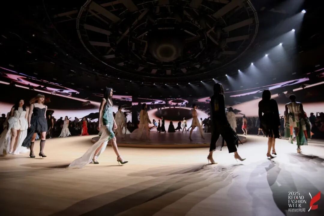 2025柯橋時(shí)尚周（秋季）啟幕！十年織夢(mèng)，時(shí)尚共鳴&ldquo;洄響&rdquo;千年紡都