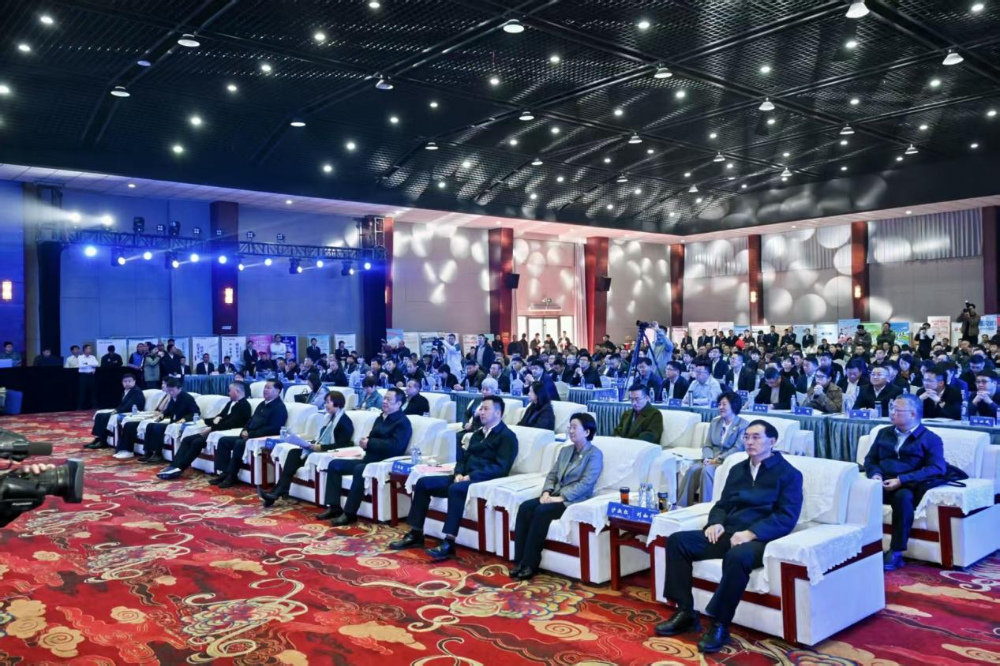 11月4日，山東省紡織服裝產(chǎn)業(yè)鏈&ldquo;AI賦能產(chǎn)業(yè)鏈協(xié)同&rdquo;推進(jìn)對接活動(dòng)在夏津隆重舉行?；顒?dòng)緊扣黨的二十屆四中全會&ldquo;建設(shè)現(xiàn)代化產(chǎn)業(yè)體系，鞏固壯大實(shí)體經(jīng)濟(jì)根基&rdquo;戰(zhàn)略部署，以&ldquo;AI+金融&rdquo;雙輪驅(qū)動(dòng)為核心路徑，匯聚政企銀校各界力量，共商紡織服裝產(chǎn)業(yè)智能化、協(xié)同化升級大計(jì)，為培育產(chǎn)業(yè)新質(zhì)生產(chǎn)力注入強(qiáng)勁動(dòng)能。  緊扣國家戰(zhàn)略，  凝聚產(chǎn)業(yè)升級共識  活動(dòng)開篇，多位領(lǐng)導(dǎo)嘉賓立足國家戰(zhàn)略、行業(yè)發(fā)展與地方實(shí)踐，為山東紡織服裝產(chǎn)業(yè)轉(zhuǎn)型把脈定向，凝聚發(fā)展共識。 山東省政協(xié)副主席、黨組副書記、省紡織服裝產(chǎn)業(yè)鏈鏈長林峰海在致辭中表示，山東是全國重要工業(yè)基地，紡織服裝產(chǎn)業(yè)作為中國紡織服裝產(chǎn)業(yè)核心組成與北方新質(zhì)生產(chǎn)力重要引擎，在穩(wěn)增長、促消費(fèi)、惠民生及培育新質(zhì)生產(chǎn)力方面作用顯著。山東通過產(chǎn)業(yè)鏈&ldquo;鏈長制&rdquo;推進(jìn)產(chǎn)業(yè)優(yōu)化升級，今年前三季度全省紡織業(yè)、服裝服飾業(yè)工業(yè)增加值同比分別增長4.1%、1.1%，分別高于全國同行業(yè)0.95個(gè)、3.5個(gè)百分點(diǎn)。德州是我國重要紡織服裝產(chǎn)業(yè)大市，在新型紡織、家紡等領(lǐng)域競爭優(yōu)勢突出。德州高度重視紡織產(chǎn)業(yè)發(fā)展，將輕紡紡織列為全市11條標(biāo)志性產(chǎn)業(yè)鏈，為全省紡織產(chǎn)業(yè)高質(zhì)量發(fā)展助力；其中夏津作為全國紗線基地，正通過創(chuàng)新性實(shí)施&ldquo;行業(yè)機(jī)構(gòu)+國資平臺+市場主體&rdquo;三方共建模式推動(dòng)產(chǎn)業(yè)發(fā)展。中國紡織工業(yè)聯(lián)合會副會長閻巖指出，當(dāng)前&ldquo;十五五&rdquo;時(shí)期，紡織服裝業(yè)處于轉(zhuǎn)型升級關(guān)鍵階段，黨的二十屆四中全會為產(chǎn)業(yè)發(fā)展指明方向，行業(yè)需聚焦深耕內(nèi)需市場、優(yōu)化外貿(mào)布局、推進(jìn)產(chǎn)業(yè)升級三大重點(diǎn)，開創(chuàng)高質(zhì)量發(fā)展新局面。她提到，產(chǎn)業(yè)集群化是我國紡織行業(yè)核心優(yōu)勢，全國200余個(gè)紡織服裝產(chǎn)業(yè)地區(qū)正加速轉(zhuǎn)型，而德州夏津作為以紡織為支柱產(chǎn)業(yè)的縣部代表，其探索的共建模式和資源整合方式，為縣域紡織產(chǎn)業(yè)轉(zhuǎn)型升級提供寶貴經(jīng)驗(yàn)。她希望山東德州夏津紡織產(chǎn)業(yè)把握戰(zhàn)略機(jī)遇，精準(zhǔn)定位、主動(dòng)作為，以新型紡紗產(chǎn)業(yè)大腦為支撐，推動(dòng)人工智能與紡織融合，形成全產(chǎn)業(yè)鏈高效協(xié)同發(fā)展新局面，在產(chǎn)業(yè)高質(zhì)量發(fā)展道路上奮勇前行。 德州市政協(xié)主席卜祥聯(lián)在致辭中指出，人口590萬，2024年GDP突破4000億元，是全國百強(qiáng)市及山東省唯一達(dá)到經(jīng)濟(jì)系統(tǒng)規(guī)劃的城市。德州始終將紡織服裝產(chǎn)業(yè)作為重點(diǎn)培育領(lǐng)域，2024年產(chǎn)業(yè)規(guī)模超240億元，擁有200余家規(guī)上企業(yè)、華源生態(tài)等龍頭企業(yè)，形成兩大省級特色產(chǎn)品，還共建現(xiàn)代紡織產(chǎn)業(yè)園、紡織產(chǎn)業(yè)互聯(lián)網(wǎng)平臺，并成立產(chǎn)業(yè)學(xué)院培養(yǎng)專業(yè)人才。推動(dòng)紡織服裝產(chǎn)業(yè)鏈升級，需借助AI賦能生產(chǎn)全流程，突破專用算法與裝備瓶頸，同時(shí)依托金融數(shù)據(jù)智能分析匹配企業(yè)需求，落實(shí)&ldquo;鏈長制&rdquo;補(bǔ)鏈延鏈強(qiáng)鏈，助力行業(yè)從&ldquo;被動(dòng)接單&rdquo;向&ldquo;需求創(chuàng)造&rdquo;轉(zhuǎn)型，培育新質(zhì)生產(chǎn)力。  破解產(chǎn)業(yè)痛點(diǎn)，  構(gòu)建協(xié)同新生態(tài)  活動(dòng)通過兩大簽約儀式與一項(xiàng)啟動(dòng)儀式，落地一批標(biāo)志性合作成果，為紡織服裝產(chǎn)業(yè)高質(zhì)量發(fā)展筑牢根基。為破解紡織產(chǎn)業(yè)&ldquo;信息孤島、要素配置效率低、市場議價(jià)權(quán)低&rdquo;等痛點(diǎn)，夏津縣財(cái)金投資發(fā)展集團(tuán)有限公司聯(lián)合廣東紗纖億信息科技股份有限公司、中國紡織建設(shè)規(guī)劃院，攜手夏津仁和紡織科技有限公司、山東鴻泰鼎新材料科技有限公司等7家本地骨干企業(yè)，簽訂&ldquo;山東新型紡織（紗纖）產(chǎn)業(yè)大腦上線項(xiàng)目&rdquo;協(xié)議。該項(xiàng)目將整合山東紡織企業(yè)數(shù)據(jù)資源，構(gòu)建紡織服裝產(chǎn)業(yè)智慧供應(yīng)鏈服務(wù)體系，打造&ldquo;山東紡織服裝產(chǎn)業(yè)大腦&rdquo;，預(yù)計(jì)可實(shí)現(xiàn)企業(yè)降本增效、資源優(yōu)化配置的雙重目標(biāo)。圍繞黨的二十屆四中全會&ldquo;金融服務(wù)實(shí)體經(jīng)濟(jì)&rdquo;的根本宗旨，工商銀行德州分行、建設(shè)銀行德州分行、德州銀行等6家金融機(jī)構(gòu)，分別與德州華源生態(tài)科技有限公司、夏津至謙紡織科技有限公司等6家紡織企業(yè)簽訂金融支持合作協(xié)議。此次簽約聚焦技術(shù)研發(fā)資金保障、市場拓展資本助力，推動(dòng)金融與輕工紡織產(chǎn)業(yè)深度融合，為傳統(tǒng)產(chǎn)業(yè)升級與創(chuàng)新項(xiàng)目落地搭建資金橋梁。林峰海、閻巖、張慶輝、卜祥聯(lián)、王曉、陳海明、管曉艷、沙淑紅、劉如偉、趙之達(dá)等領(lǐng)導(dǎo)共同啟動(dòng)&ldquo;山東新型紡織（紗纖）產(chǎn)業(yè)大腦暨年產(chǎn)5萬噸鴻泰鼎萊賽爾二期投產(chǎn)項(xiàng)目&rdquo;。其中，&ldquo;山東新型紡織（紗纖）產(chǎn)業(yè)大腦&rdquo;已納入山東省工信廳建設(shè)試點(diǎn)，將按照&ldquo;四個(gè)一&rdquo;（一個(gè)算力調(diào)度平臺、一個(gè)數(shù)據(jù)匯聚平臺、一個(gè)算法開發(fā)平臺、一個(gè)服務(wù)開放平臺）總體構(gòu)架，完善&ldquo;四集&rdquo;（招、集采、集銷、集貸）應(yīng)用場景，打造全國紡織數(shù)字交易集聚地；鴻泰鼎萊賽爾二期項(xiàng)目投產(chǎn)后，企業(yè)總產(chǎn)能將躍居全國第二，單線產(chǎn)能全國第一，助力夏津打造&ldquo;中國綠色紡織新材料產(chǎn)業(yè)基地&rdquo;。據(jù)悉，鴻泰鼎主營的萊賽爾纖維廣泛應(yīng)用于服裝、家紡等領(lǐng)域，其與青島百草股份聯(lián)合開發(fā)的&ldquo;生物功能性萊賽爾纖維&rdquo;已獲&ldquo;省長杯&rdquo;銅獎(jiǎng)，并應(yīng)用于愛慕內(nèi)衣等知名品牌。  經(jīng)驗(yàn)互鑒，  探索升級新路徑  與會專家、地市代表與企業(yè)家圍繞&ldquo;AI賦能&rdquo;&ldquo;集群發(fā)展&rdquo;&ldquo;數(shù)字化轉(zhuǎn)型&rdquo;等核心議題，開展深度交流，為產(chǎn)業(yè)升級提供多元思路。中國紡織建設(shè)規(guī)劃院院長張慶輝以《AI賦能、生態(tài)共建-開啟夏津紡織服裝高質(zhì)量發(fā)展新篇章》為題作專題講座，系統(tǒng)解析AI技術(shù)在紡織產(chǎn)業(yè)生產(chǎn)、供應(yīng)鏈、市場端的應(yīng)用路徑，提出生態(tài)共建的產(chǎn)業(yè)升級模式。他強(qiáng)調(diào)，擁抱AI是產(chǎn)業(yè)轉(zhuǎn)型的必答題。目前行業(yè)AI應(yīng)用呈現(xiàn)&ldquo;消費(fèi)端強(qiáng)、生產(chǎn)端弱&rdquo;的特點(diǎn)，Zara、亞馬遜及國內(nèi)電商平臺已在設(shè)計(jì)、選品等消費(fèi)端廣泛應(yīng)用AI，但生產(chǎn)與供應(yīng)鏈端仍處于起步階段，山東可借鑒浙江、江蘇、福建等省份的先進(jìn)經(jīng)驗(yàn)。他提到，從2023年底開始，中國紡織建設(shè)規(guī)劃院與夏津達(dá)成深度戰(zhàn)略合作，以夏津現(xiàn)代產(chǎn)業(yè)園建設(shè)為核心，圍繞夏津構(gòu)建現(xiàn)代紡織產(chǎn)業(yè)體系這一目標(biāo)，確立了數(shù)字化、智能化、時(shí)尚化的發(fā)展路徑。為了確保戰(zhàn)略規(guī)劃的落地實(shí)施，在構(gòu)建政產(chǎn)學(xué)研用平臺的同時(shí)，引入紗纖億工業(yè)互聯(lián)網(wǎng)平臺，與夏津縣三方共建，投資建立了紗纖億（山東）工業(yè)互聯(lián)網(wǎng)平臺，在深挖夏津紗線價(jià)值的基礎(chǔ)上，打通產(chǎn)業(yè)上下游，推進(jìn)產(chǎn)業(yè)鏈生態(tài)協(xié)同，助力夏津紡織產(chǎn)業(yè)高質(zhì)量發(fā)展。德州市副市長、市輕工紡織產(chǎn)業(yè)鏈鏈長陳海明在推介德州市紡織服裝產(chǎn)業(yè)時(shí)表示，德州近年借先進(jìn)制造業(yè)強(qiáng)市、數(shù)字強(qiáng)市戰(zhàn)略，推動(dòng)紡織產(chǎn)業(yè)研發(fā)創(chuàng)新與設(shè)備更新，今年1-8月規(guī)上企業(yè)銷售收入132億元，紗線產(chǎn)能600萬噸（占全省1%），是全國最大差別化紡線生產(chǎn)基地，擁有多項(xiàng)產(chǎn)業(yè)榮譽(yù)，形成全產(chǎn)業(yè)鏈。德州通過三舉措推動(dòng)產(chǎn)業(yè)發(fā)展：一是技改賦能，近三年實(shí)施36個(gè)技改項(xiàng)目，關(guān)鍵設(shè)備更新率超70%，夏津縣等獲多項(xiàng)數(shù)字化榮譽(yù)，華源生態(tài)改造后生產(chǎn)效率提升三成；二是科技創(chuàng)新，深化校企合作，制定12項(xiàng)標(biāo)準(zhǔn)，培育隱形冠軍企業(yè)；三是開放合作，舉辦峰會、組團(tuán)出海，今年前3季度紡織服裝出口47.3億元，同比增46.1%。&ldquo;十五五&rdquo;期間，德州將以產(chǎn)業(yè)集聚為導(dǎo)向，打造兩大核心產(chǎn)業(yè)集群，加大科技投入，優(yōu)化產(chǎn)業(yè)生態(tài)，期待與企業(yè)家深化合作，推動(dòng)產(chǎn)業(yè)高質(zhì)量發(fā)展。夏津縣委副書記、縣長趙之達(dá)以《激活鏈?zhǔn)絽f(xié)同新動(dòng)能帶動(dòng)紡織集群新躍升》為主題，介紹了夏津培育紡織產(chǎn)業(yè)集群的實(shí)踐經(jīng)驗(yàn)。他表示，夏邑紡織服裝產(chǎn)業(yè)規(guī)模突出，有246家企業(yè)、300萬錠紡紗規(guī)模（占山東1/10），獲多項(xiàng)產(chǎn)業(yè)榮譽(yù)。近年通過四舉措推動(dòng)產(chǎn)業(yè)升級：一是建協(xié)同生態(tài)，聯(lián)多方共建產(chǎn)業(yè)園、政產(chǎn)學(xué)研用平臺；二是打造產(chǎn)業(yè)大腦，建紡織產(chǎn)業(yè)平臺，聯(lián)動(dòng)多地資源；三是深化升級，開展企業(yè)改造，探索綠色低碳發(fā)展；四是創(chuàng)新產(chǎn)品供給，以市場為導(dǎo)向?qū)崿F(xiàn)柔性生產(chǎn)。未來，夏邑將按&ldquo;一園區(qū)一平臺兩基地&rdquo;戰(zhàn)略，構(gòu)建500億級產(chǎn)業(yè)集群，為先進(jìn)制造業(yè)強(qiáng)省建設(shè)發(fā)力。威海市工業(yè)和信息化局副局長劉海燕圍繞&ldquo;工裝小切口推動(dòng)紡織服裝產(chǎn)業(yè)大轉(zhuǎn)型&rdquo;，系統(tǒng)介紹了威海市以工裝領(lǐng)域?yàn)橥黄泣c(diǎn)、帶動(dòng)產(chǎn)業(yè)整體升級的創(chuàng)新探索。作為紡織服裝產(chǎn)業(yè)的重要細(xì)分領(lǐng)域，工裝憑借應(yīng)用場景明確、需求相對穩(wěn)定、產(chǎn)業(yè)鏈帶動(dòng)性強(qiáng)的特點(diǎn)，成為威海撬動(dòng)產(chǎn)業(yè)轉(zhuǎn)型的關(guān)鍵抓手。在市級層面推進(jìn)工裝領(lǐng)域品質(zhì)提升過程中，威海市聚焦協(xié)同、創(chuàng)新、綠色三大核心，重點(diǎn)從三方面發(fā)力：進(jìn)一步搭建多元化產(chǎn)業(yè)服務(wù)平臺、優(yōu)化產(chǎn)業(yè)發(fā)展生態(tài)；出臺專項(xiàng)扶持政策，推動(dòng)AI、大數(shù)據(jù)等數(shù)字技術(shù)在工裝產(chǎn)業(yè)的普及應(yīng)用；加快區(qū)域工裝品牌整合與培育，探索工裝與職業(yè)健康、智能穿戴等領(lǐng)域融合發(fā)展的新模式，以工裝產(chǎn)業(yè)的高質(zhì)量發(fā)展，為威海市紡織服裝產(chǎn)業(yè)轉(zhuǎn)型升級注入持久動(dòng)力。此外，青島市即墨區(qū)工業(yè)和信息化局、棗莊市紡織服裝協(xié)會、濰坊昌邑市工業(yè)和信息化局的相關(guān)負(fù)責(zé)人分別推介了本地針織集群、童裝集群、中國針織服裝集群及紡織產(chǎn)業(yè)集群的創(chuàng)新探索實(shí)踐，展現(xiàn)了山東紡織產(chǎn)業(yè)&ldquo;各有特色、協(xié)同發(fā)展&rdquo;的集群格局。  樣板引路，  強(qiáng)化支撐保障  在企業(yè)經(jīng)驗(yàn)分享環(huán)節(jié)，多家優(yōu)秀企業(yè)和金融機(jī)構(gòu)分享了數(shù)字化轉(zhuǎn)型實(shí)戰(zhàn)經(jīng)驗(yàn)及專屬服務(wù)方案，既為行業(yè)提供可復(fù)制的&ldquo;轉(zhuǎn)型樣板&rdquo;，也為產(chǎn)業(yè)升級注入精準(zhǔn)金融&ldquo;活水&rdquo;。迪尚集團(tuán)供應(yīng)鏈管理中心總經(jīng)理吳利平以《夯實(shí)數(shù)字基座智領(lǐng)工裝未來》為題，分享了企業(yè)數(shù)字化轉(zhuǎn)型經(jīng)驗(yàn)。她表示，面對數(shù)字化浪潮，迪尚集團(tuán)從服裝制造向科技賦能轉(zhuǎn)型，用科技重塑工裝、為勞動(dòng)者賦能，踐行傳統(tǒng)行業(yè)新質(zhì)生產(chǎn)力。集團(tuán)搭建了PLM、MES、ERP等全流程系統(tǒng)，投資超1億元打造數(shù)字孿生平臺，以數(shù)據(jù)支撐AI應(yīng)用。AI可精準(zhǔn)預(yù)測市場、提升設(shè)計(jì)研發(fā)效率，生產(chǎn)端視覺檢測準(zhǔn)確率達(dá)99.5%，凱云工廠改造后效率提升10%-15%。今年迪尚集團(tuán)啟動(dòng)相關(guān)項(xiàng)目，參與成立開源創(chuàng)新平臺，未來將推動(dòng)外貿(mào)標(biāo)準(zhǔn)轉(zhuǎn)化，開放資源攜手會員企業(yè)提升全球競爭力。紗纖億信息科技（山東）有限公司總經(jīng)理井曉妮圍繞《產(chǎn)業(yè)數(shù)字化政策建設(shè)紡織現(xiàn)代化體系》主題，系統(tǒng)介紹了公司以產(chǎn)業(yè)互聯(lián)網(wǎng)平臺為載體、推動(dòng)紡織服裝產(chǎn)業(yè)數(shù)字化轉(zhuǎn)型的實(shí)踐路徑與成果。紗纖億信息科技（山東）有限公司以紡織服裝全產(chǎn)業(yè)鏈協(xié)同發(fā)展戰(zhàn)略為核心，共建山東新型紡織（紗纖）產(chǎn)業(yè)大腦。平臺上線近一年，交易額達(dá)3.3億元，服務(wù)企業(yè)100余家，為企業(yè)降本200元/噸、縮短庫存周期10天，還拓展了國際市場。公司借AI、大數(shù)據(jù)優(yōu)化生產(chǎn)，提供信用評級、人才庫服務(wù)。未來將按規(guī)劃推進(jìn)項(xiàng)目，攜手伙伴助力紡織產(chǎn)業(yè)高質(zhì)量發(fā)展。德州華源生態(tài)科技有限公司信息主管李德凱在作企業(yè)新產(chǎn)品時(shí)，介紹了公司數(shù)字化改造具體做法和產(chǎn)品定價(jià)采用差異化策略。公司涉及新風(fēng)相關(guān)業(yè)務(wù)，并有業(yè)務(wù)場景落地于機(jī)場；企業(yè)關(guān)注產(chǎn)業(yè)生產(chǎn)環(huán)節(jié)，會將相關(guān)數(shù)據(jù)送至數(shù)據(jù)中心，同時(shí)關(guān)注生產(chǎn)中系統(tǒng)配置問題，如6級系統(tǒng)搭配1600配置即可滿足需求。會上，中國民生銀行濟(jì)南分行、工商銀行德州分行、建設(shè)銀行德州分行等8家金融機(jī)構(gòu)與單位，分別推介紡織服裝產(chǎn)業(yè)鏈特色金融產(chǎn)品，為本地紡織服裝企業(yè)構(gòu)建起覆蓋融資、擔(dān)保、出口、風(fēng)險(xiǎn)保障的全方位金融支持體系。此次推進(jìn)對接活動(dòng)的成功舉辦，不僅搭建了政企銀校協(xié)同合作的高端平臺，更落地了一批破解產(chǎn)業(yè)痛點(diǎn)、激活發(fā)展動(dòng)能的關(guān)鍵項(xiàng)目。未來，山東紡織服裝產(chǎn)業(yè)將以此次活動(dòng)為契機(jī)，持續(xù)深化&ldquo;AI+金融&rdquo;雙輪驅(qū)動(dòng)，強(qiáng)化產(chǎn)業(yè)鏈協(xié)同，加快數(shù)智化、綠色化、品牌化轉(zhuǎn)型；夏津縣將繼續(xù)優(yōu)化&ldquo;政府創(chuàng)造環(huán)境、企業(yè)創(chuàng)造財(cái)富&rdquo;的營商環(huán)境，誠摯邀請各界企業(yè)家投資興業(yè)，共同推動(dòng)山東紡織服裝產(chǎn)業(yè)在建設(shè)現(xiàn)代化產(chǎn)業(yè)體系中貢獻(xiàn)更大力量。