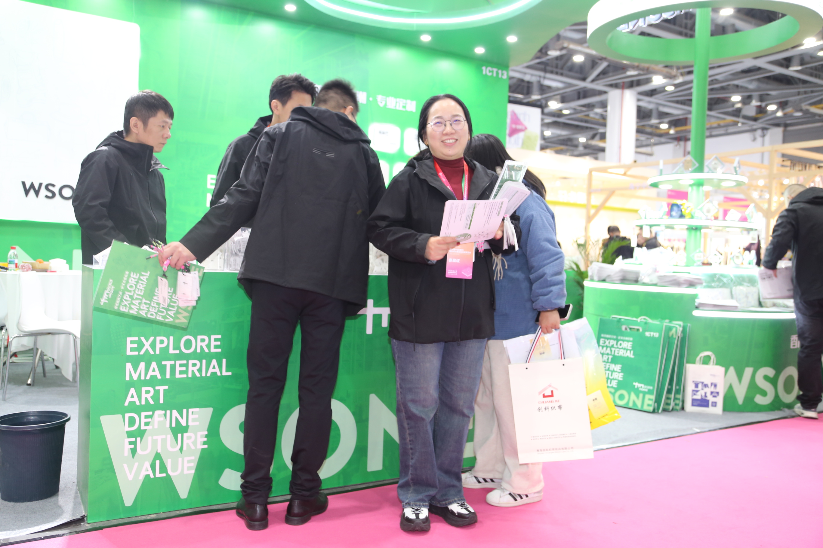 首日盛況，僅是華章序曲。超35000+專業(yè)觀眾的信任與選擇，為本屆博覽會寫下了輝煌的開篇。2025第35屆中國（杭州）國際紡織服裝供應鏈博覽會將繼續(xù)以開放的姿態(tài)、專業(yè)的服務，與全球紡織服裝同仁一道，于變局中開新局，于合作中贏未來。12月5-6日，更多精彩持續(xù)上演！我們期待在杭州國際博覽中心，與您繼續(xù)相約，共譜行業(yè)發(fā)展新篇章！