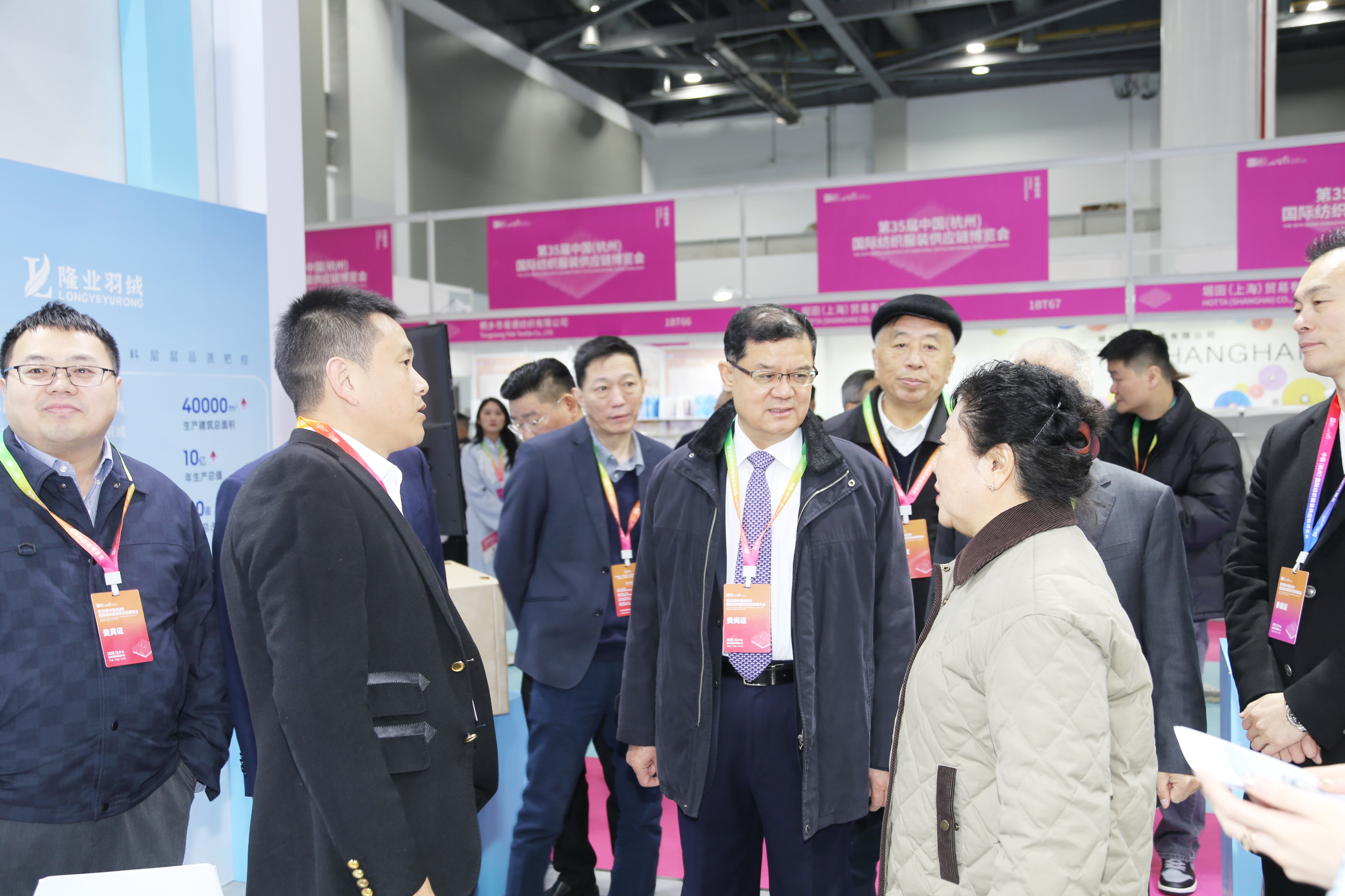 首日盛況，僅是華章序曲。超35000+專業(yè)觀眾的信任與選擇，為本屆博覽會寫下了輝煌的開篇。2025第35屆中國（杭州）國際紡織服裝供應鏈博覽會將繼續(xù)以開放的姿態(tài)、專業(yè)的服務，與全球紡織服裝同仁一道，于變局中開新局，于合作中贏未來。12月5-6日，更多精彩持續(xù)上演！我們期待在杭州國際博覽中心，與您繼續(xù)相約，共譜行業(yè)發(fā)展新篇章！