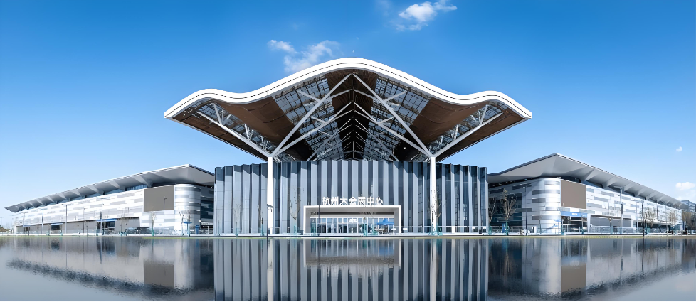 錢塘潮涌，時尚新生。2026杭州國際紡織服裝服飾博覽會，于&ldquo;中國女裝之都&rdquo;與&ldquo;全球電商之都&rdquo;的雙重賦能下，盛大啟幕。    這里，是時尚美學(xué)的產(chǎn)業(yè)沃土。杭州坐擁1,200余個自主品牌與2,300多家女裝企業(yè)，在全國一類商場的品牌占有率高達60%。  以江南布衣、伊芙麗等為代表的領(lǐng)軍品牌，構(gòu)筑起從設(shè)計到制造的全品類矩陣。    這里，是數(shù)字貿(mào)易的活力引擎。作為數(shù)字經(jīng)濟高地，杭州匯聚超10萬家服裝相關(guān)企業(yè)。  500多家跨境電商企業(yè)年交易額達1,740億元，78%的直播電商滲透率更讓這里成為流量與變現(xiàn)的中心。  聯(lián)動全省打造的 &ldquo;一小時&rdquo;供應(yīng)鏈生態(tài)圈，依托智能工廠可實現(xiàn) &ldquo;24小時極速返單&rdquo; 。  海量外貿(mào)企業(yè)借力 &ldquo;一帶一路&rdquo; ，推動出口年均增長8%，形成從研發(fā)到出海的全鏈條閉環(huán)。    本屆博覽會以 &ldquo;時尚賦能 &bull; 數(shù)智共生&rdquo; 為核心理念，匯聚全球產(chǎn)業(yè)優(yōu)質(zhì)資源。這不僅是杭州女裝美學(xué)與電商生態(tài)的集中展示，  更是浙江智造實力與外貿(mào)活力的全景窗口。    誠邀全球業(yè)界同仁共赴10月金秋之約，于錢塘江畔，共織產(chǎn)業(yè)新圖景，共享時代新機遇！  核心亮點：    一站式采購平臺： 覆蓋紗線、面料輔料、針織毛衫、服裝服飾全產(chǎn)業(yè)鏈。    數(shù)字化賦能： 展示智能設(shè)計、柔性制造、跨境電商、直播電商等全鏈條解決方案。    趨勢引領(lǐng)： 發(fā)布2027春夏色彩、面料及成衣趨勢，設(shè)立&ldquo;可持續(xù)時尚&rdquo;專題展區(qū)。    精準對接： 依托杭州服裝品牌優(yōu)勢，電商與網(wǎng)紅經(jīng)濟優(yōu)勢，組織品牌商、制造商、電商平臺、網(wǎng)紅主播等多方精準匹配。